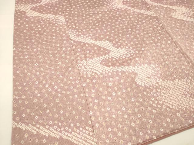 ■■■　サイズ　■■■ 身丈 163cm（肩から） 裄丈 65.5cm 袖丈 48cm　縫込み 3cm 袖幅 33cm 前幅 28cm 後幅 30cm 着物縫いこみ 内揚げ 3cm 裄 お袖側 約2.5cm　身頃側 約4cm ■■■　商品詳細　■■■ 【正絹】 状態は特に目立ったシミ汚れなどもなく大変良い状態です。 大変上質な逸品になります。 お安く出品致しますので、是非この機会にいかがでしょうか？ ■■■　注意事項　■■■ ■モニター発色の具合により色合いが異なる場合がございます。 ■寸法は多少の誤差が生じる場合がございますのでご了承ください。 ■縫込みの長さが左右非対称の場合は短い部分を記載しております。 左右非対称であってもご返品・お値引き等の保証は出来かねますので、ご了承の上ご購入をお願い致します。 ■シミ等のチェックには注意を払っておりますが、見落としがある場合もございますし、個人の見解も様々ですので神経質な方のご購入はお控えください。 ■箪笥に入っておりました着物や帯なので畳みシワや匂いがあるものもございます。 ■お休みは基本的に土日祝となりますが、その他臨時でお休みする場合がございますのでご了承ください。 ■商品の発送は平日のみの発送となります。 ■夜間と土曜、日曜日はお問い合わせの回答が遅れる場合がございます。 ■当店では、お直し、紋入れ、お手入れ等は承っておりません。 ■生地の状態（ヤケ、経年劣化等）によってはサイズ直しが出来ない場合がございます。 その点もどうかご了承のうえ、ご購入をお願いいたします。 ■弊社で取り扱う商品は一点ものにつき、時期や在庫状況に応じて金額が変更となる場合がございます。 ■検針は行っておりません。予めご了承いただきますようお願いいたします。 ■【洗える着物】と記載のある商品におきましては、商品お届け後に洗濯を行ってしまってからのご返品にはご対応しかねます。 念の為、専門店でのお手入れをお願いいたします。 ■着物のサイズ目安は下記を参考ください↓ ＜女性着物＞　お端折り次第で＋5cm　−1cmが着用可能サイズ 　例）身丈170cmの場合、身長160cm〜175cm ＜男性着物＞　身丈＋約25cm〜27cm程が適応身長 　例）身丈155cmの場合、身長180〜182cm