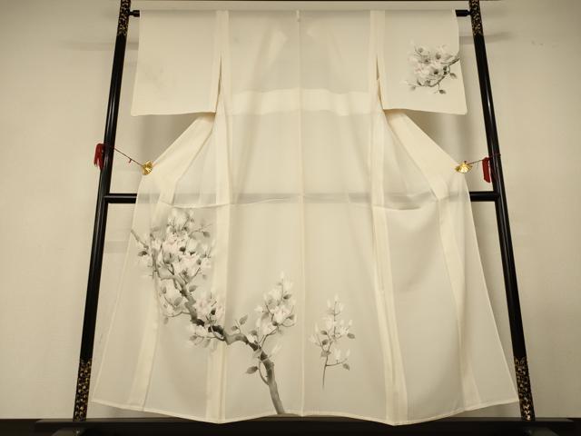 ■■■　サイズ　■■■ 身丈 155cm（肩から） 裄丈 62.5cm 袖丈 47.5cm　縫込み 4.5cm 袖幅 32cm 前幅 24.5cm 後幅 31cm 着物縫いこみ 内揚げ 6cm 裄 お袖側 約3.5cm　身頃側 約2cm ■■■　商品詳細　■■■ 【正絹・一つ紋】 状態は接写画像のように衿裏・後身頃・衿山・両袖に薄い汚れがございますが その他特に目立ったシミ汚れなどもなく大変良い状態です。 大変上質な逸品になります。 お安く出品致しますので、是非この機会にいかがでしょうか？ ■■■　注意事項　■■■ ■モニター発色の具合により色合いが異なる場合がございます。 ■寸法は多少の誤差が生じる場合がございますのでご了承ください。 ■縫込みの長さが左右非対称の場合は短い部分を記載しております。 左右非対称であってもご返品・お値引き等の保証は出来かねますので、ご了承の上ご購入をお願い致します。 ■シミ等のチェックには注意を払っておりますが、見落としがある場合もございますし、個人の見解も様々ですので神経質な方のご購入はお控えください。 ■箪笥に入っておりました着物や帯なので畳みシワや匂いがあるものもございます。 ■お休みは基本的に土日祝となりますが、その他臨時でお休みする場合がございますのでご了承ください。 ■商品の発送は平日のみの発送となります。 ■夜間と土曜、日曜日はお問い合わせの回答が遅れる場合がございます。 ■当店では、お直し、紋入れ、お手入れ等は承っておりません。 ■生地の状態（ヤケ、経年劣化等）によってはサイズ直しが出来ない場合がございます。 その点もどうかご了承のうえ、ご購入をお願いいたします。 ■弊社で取り扱う商品は一点ものにつき、時期や在庫状況に応じて金額が変更となる場合がございます。 ■検針は行っておりません。予めご了承いただきますようお願いいたします。 ■【洗える着物】と記載のある商品におきましては、商品お届け後に洗濯を行ってしまってからのご返品にはご対応しかねます。 念の為、専門店でのお手入れをお願いいたします。 ■着物のサイズ目安は下記を参考ください↓ ＜女性着物＞　お端折り次第で＋5cm　−1cmが着用可能サイズ 　例）身丈170cmの場合、身長160cm〜175cm ＜男性着物＞　身丈＋約25cm〜27cm程が適応身長 　例）身丈155cmの場合、身長180〜182cm