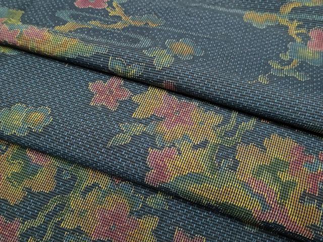 ■■■　サイズ　■■■ 身丈 159.5cm（肩から） 裄丈 66.5cm 袖丈 48cm　縫込み 2.5cm 袖幅 33.5cm 前幅 26cm 後幅 32.5cm 着物縫いこみ 内揚げ 0cm 裄 お袖側 約0cm　身頃側 約1.5cm ■■■　商品詳細　■■■ 【正絹】 状態は接写画像のように衿裏・肩当てに薄い汚れがございますが その他特に目立ったシミ汚れなどもなく大変良い状態です。 大変上質な逸品になります。 お安く出品致しますので、是非この機会にいかがでしょうか？ ■■■　注意事項　■■■ ■モニター発色の具合により色合いが異なる場合がございます。 ■寸法は多少の誤差が生じる場合がございますのでご了承ください。 ■縫込みの長さが左右非対称の場合は短い部分を記載しております。 左右非対称であってもご返品・お値引き等の保証は出来かねますので、ご了承の上ご購入をお願い致します。 ■シミ等のチェックには注意を払っておりますが、見落としがある場合もございますし、個人の見解も様々ですので神経質な方のご購入はお控えください。 ■箪笥に入っておりました着物や帯なので畳みシワや匂いがあるものもございます。 ■お休みは基本的に土日祝となりますが、その他臨時でお休みする場合がございますのでご了承ください。 ■商品の発送は平日のみの発送となります。 ■夜間と土曜、日曜日はお問い合わせの回答が遅れる場合がございます。 ■当店では、お直し、紋入れ、お手入れ等は承っておりません。 ■生地の状態（ヤケ、経年劣化等）によってはサイズ直しが出来ない場合がございます。 その点もどうかご了承のうえ、ご購入をお願いいたします。 ■弊社で取り扱う商品は一点ものにつき、時期や在庫状況に応じて金額が変更となる場合がございます。 ■検針は行っておりません。予めご了承いただきますようお願いいたします。 ■【洗える着物】と記載のある商品におきましては、商品お届け後に洗濯を行ってしまってからのご返品にはご対応しかねます。 念の為、専門店でのお手入れをお願いいたします。 ■写真に写っている物が全てになります。それ以外の付属品はございませんのでご了承ください。 ■状態に関する写真につきましては、掲載可能な写真枚数に限りがあるため、各箇所につき1枚参考画像を掲載しております。 ■着物のサイズ目安は下記を参考ください↓ ＜女性着物＞　お端折り次第で＋5cm　−1cmが着用可能サイズ 　例）身丈170cmの場合、身長160cm〜175cm ＜男性着物＞　身丈＋約25cm〜27cm程が適応身長 　例）身丈155cmの場合、身長180〜182cm