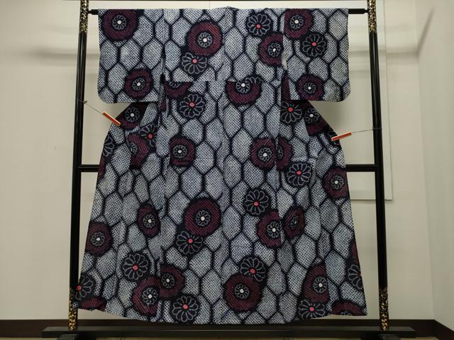 ■■■　サイズ　■■■ 身丈 154.5cm（肩から） 裄丈 64.5cm 袖丈 47.5cm　縫込み 3.5cm 袖幅 34.5cm 前幅 25cm 後幅 30.5cm 着物縫いこみ 内揚げ 0cm 裄 お袖側 約0cm　身頃側 約1cm ■■■　商品詳細　■■■ 【綿】 状態は接写画像のように左肩・衿・衿山・に薄い汚れ、上前・両袖に絞りアク、居敷当てに汚れ、背当てに穴がございますが その他特に目立ったシミ汚れなどもなく大変良い状態です。 人気の高い“有松鳴海絞り”の浴衣でございます。 “鳴海絞り”ならではの表情を生み出す立体感と 淡いぼかしで息を吹き込まれ、 今にも動き出しそうな迫力を放っております。 夏祭りや花火大会、これから増えるイベントに連れ立って、 より夏をお楽しみ下さいませ。 大変上質な逸品になります。 お安く出品致しますので、是非この機会にいかがでしょうか？ ※有松絞り特有の薄いアクが数ヶ所程ある場合がございますが着用には問題ございません。 ■■■　注意事項　■■■ ■モニター発色の具合により色合いが異なる場合がございます。 ■寸法は多少の誤差が生じる場合がございますのでご了承ください。 ■縫込みの長さが左右非対称の場合は短い部分を記載しております。 左右非対称であってもご返品・お値引き等の保証は出来かねますので、ご了承の上ご購入をお願い致します。 ■シミ等のチェックには注意を払っておりますが、見落としがある場合もございますし、個人の見解も様々ですので神経質な方のご購入はお控えください。 ■箪笥に入っておりました着物や帯なので畳みシワや匂いがあるものもございます。 ■お休みは基本的に土日祝となりますが、その他臨時でお休みする場合がございますのでご了承ください。 ■商品の発送は平日のみの発送となります。 ■夜間と土曜、日曜日はお問い合わせの回答が遅れる場合がございます。 ■当店では、お直し、紋入れ、お手入れ等は承っておりません。 ■生地の状態（ヤケ、経年劣化等）によってはサイズ直しが出来ない場合がございます。 その点もどうかご了承のうえ、ご購入をお願いいたします。 ■弊社で取り扱う商品は一点ものにつき、時期や在庫状況に応じて金額が変更となる場合がございます。 ■検針は行っておりません。予めご了承いただきますようお願いいたします。 ■【洗える着物】と記載のある商品におきましては、商品お届け後に洗濯を行ってしまってからのご返品にはご対応しかねます。 念の為、専門店でのお手入れをお願いいたします。 ■写真に写っている物が全てになります。それ以外の付属品はございませんのでご了承ください。 ■状態に関する写真につきましては、掲載可能な写真枚数に限りがあるため、各箇所につき1枚参考画像を掲載しております。 ■着物のサイズ目安は下記を参考ください↓ ＜女性着物＞　お端折り次第で＋5cm　−1cmが着用可能サイズ 　例）身丈170cmの場合、身長160cm〜175cm ＜男性着物＞　身丈＋約25cm〜27cm程が適応身長 　例）身丈155cmの場合、身長180〜182cm