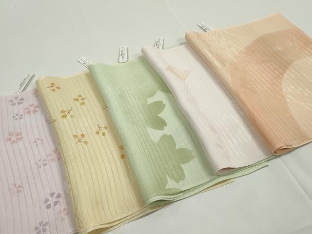 ■■■　商品詳細　■■■ 【正絹・未使用】 状態は特に目立ったシミ汚れなどもなく大変良い状態です。 大変上質な逸品になります。 お安く出品致しますので、是非この機会にいかがでしょうか？ ※素材は全て正絹です。 ■■■　注意事項　■■■ ■モニター発色の具合により色合いが異なる場合がございます。 ■寸法は多少の誤差が生じる場合がございますのでご了承ください。 ■縫込みの長さが左右非対称の場合は短い部分を記載しております。 左右非対称であってもご返品・お値引き等の保証は出来かねますので、ご了承の上ご購入をお願い致します。 ■シミ等のチェックには注意を払っておりますが、見落としがある場合もございますし、個人の見解も様々ですので神経質な方のご購入はお控えください。 ■箪笥に入っておりました着物や帯なので畳みシワや匂いがあるものもございます。 ■お休みは基本的に土日祝となりますが、その他臨時でお休みする場合がございますのでご了承ください。 ■商品の発送は平日のみの発送となります。 ■夜間と土曜、日曜日はお問い合わせの回答が遅れる場合がございます。 ■当店では、お直し、紋入れ、お手入れ等は承っておりません。 ■生地の状態（ヤケ、経年劣化等）によってはサイズ直しが出来ない場合がございます。 その点もどうかご了承のうえ、ご購入をお願いいたします。 ■弊社で取り扱う商品は一点ものにつき、時期や在庫状況に応じて金額が変更となる場合がございます。 ■検針は行っておりません。予めご了承いただきますようお願いいたします。 ■【洗える着物】と記載のある商品におきましては、商品お届け後に洗濯を行ってしまってからのご返品にはご対応しかねます。 念の為、専門店でのお手入れをお願いいたします。 ■着物のサイズ目安は下記を参考ください↓ ＜女性着物＞　お端折り次第で＋5?　−10?が着用可能サイズ 　例）身丈170?の場合、身長160?〜175? ＜男性着物＞　身丈＋約25?〜27?程が適応身長 　例）身丈155?の場合、身長180〜182?