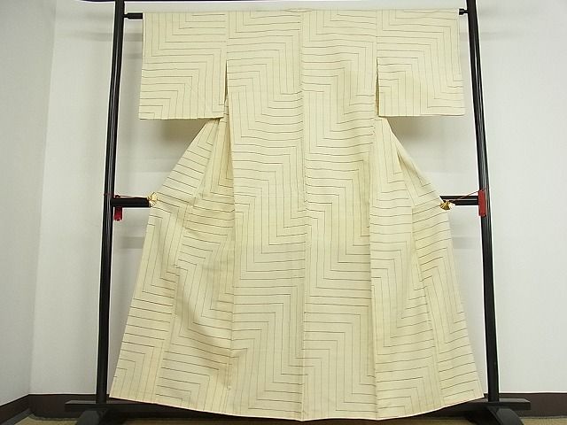 平和屋-こころ店■上質な紬　幾何学文様　着丈157cm　裄丈62cm　正絹　逸品　1B-np1671