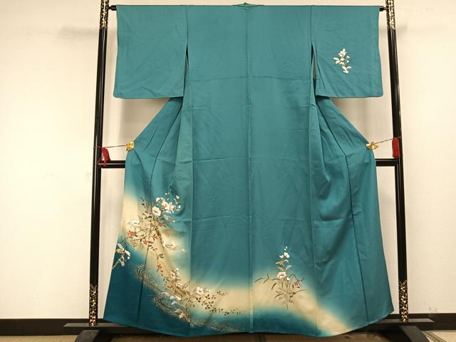 ■■■　サイズ　■■■ 身丈 156cm（肩から） 裄丈 64cm 袖丈 47cm　縫込み 3cm 袖幅 33cm 前幅 25cm 後幅 30cm 着物縫いこみ 内揚げ 11cm 裄 お袖側 約2cm　身頃側 約2.5cm ■■■　商品詳細　■■■ 【正絹】 状態は接写画像のように右袖前・衿に薄い汚れがございますが その他特に目立ったシミ汚れなどもなく大変良い状態です。 大変上質な逸品になります。 お安く出品致しますので、是非この機会にいかがでしょうか？ ■■■　注意事項　■■■ ■モニター発色の具合により色合いが異なる場合がございます。 ■寸法は多少の誤差が生じる場合がございますのでご了承ください。 ■縫込みの長さが左右非対称の場合は短い部分を記載しております。 左右非対称であってもご返品・お値引き等の保証は出来かねますので、ご了承の上ご購入をお願い致します。 ■シミ等のチェックには注意を払っておりますが、見落としがある場合もございますし、個人の見解も様々ですので神経質な方のご購入はお控えください。 ■箪笥に入っておりました着物や帯なので畳みシワや匂いがあるものもございます。 ■お休みは基本的に土日祝となりますが、その他臨時でお休みする場合がございますのでご了承ください。 ■商品の発送は平日のみの発送となります。 ■夜間と土曜、日曜日はお問い合わせの回答が遅れる場合がございます。 ■当店では、お直し、紋入れ、お手入れ等は承っておりません。 ■生地の状態（ヤケ、経年劣化等）によってはサイズ直しが出来ない場合がございます。 その点もどうかご了承のうえ、ご購入をお願いいたします。 ■弊社で取り扱う商品は一点ものにつき、時期や在庫状況に応じて金額が変更となる場合がございます。 ■検針は行っておりません。予めご了承いただきますようお願いいたします。 ■【洗える着物】と記載のある商品におきましては、商品お届け後に洗濯を行ってしまってからのご返品にはご対応しかねます。 念の為、専門店でのお手入れをお願いいたします。 ■着物のサイズ目安は下記を参考ください↓ ＜女性着物＞　お端折り次第で＋5cm　−1cmが着用可能サイズ 　例）身丈170cmの場合、身長160cm〜175cm ＜男性着物＞　身丈＋約25cm〜27cm程が適応身長 　例）身丈155cmの場合、身長180〜182cm