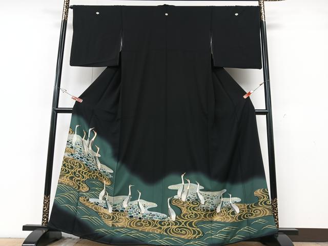 ■■■　サイズ　■■■ 身丈 163cm（肩から） 裄丈 66.5cm 袖丈 47cm　縫込み 3.5cm 袖幅 34cm 前幅 24.5cm 後幅 30.5cm 着物縫いこみ 内揚げ 7cm 裄 お袖側 約2cm　身頃側 約2cm ■■■　商品詳細　■■■ 【正絹・五つ紋・比翼仕立て】 状態は特に目立ったシミ汚れなどもなく大変良い状態です。 大変上質な逸品になります。 お安く出品致しますので、是非この機会にいかがでしょうか？ ■■■　注意事項　■■■ ■モニター発色の具合により色合いが異なる場合がございます。 ■寸法は多少の誤差が生じる場合がございますのでご了承ください。 ■縫込みの長さが左右非対称の場合は短い部分を記載しております。 左右非対称であってもご返品・お値引き等の保証は出来かねますので、ご了承の上ご購入をお願い致します。 ■シミ等のチェックには注意を払っておりますが、見落としがある場合もございますし、個人の見解も様々ですので神経質な方のご購入はお控えください。 ■箪笥に入っておりました着物や帯なので畳みシワや匂いがあるものもございます。 ■お休みは基本的に土日祝となりますが、その他臨時でお休みする場合がございますのでご了承ください。 ■商品の発送は平日のみの発送となります。 ■夜間と土曜、日曜日はお問い合わせの回答が遅れる場合がございます。 ■当店では、お直し、紋入れ、お手入れ等は承っておりません。 ■生地の状態（ヤケ、経年劣化等）によってはサイズ直しが出来ない場合がございます。 その点もどうかご了承のうえ、ご購入をお願いいたします。 ■弊社で取り扱う商品は一点ものにつき、時期や在庫状況に応じて金額が変更となる場合がございます。 ■検針は行っておりません。予めご了承いただきますようお願いいたします。 ■【洗える着物】と記載のある商品におきましては、商品お届け後に洗濯を行ってしまってからのご返品にはご対応しかねます。 念の為、専門店でのお手入れをお願いいたします。 ■写真に写っている物が全てになります。それ以外の付属品はございませんのでご了承ください。 ■状態に関する写真につきましては、掲載可能な写真枚数に限りがあるため、各箇所につき1枚参考画像を掲載しております。 ■着物のサイズ目安は下記を参考ください↓ ＜女性着物＞　お端折り次第で＋5cm　−1cmが着用可能サイズ 　例）身丈170cmの場合、身長160cm〜175cm ＜男性着物＞　身丈＋約25cm〜27cm程が適応身長 　例）身丈155cmの場合、身長180〜182cm