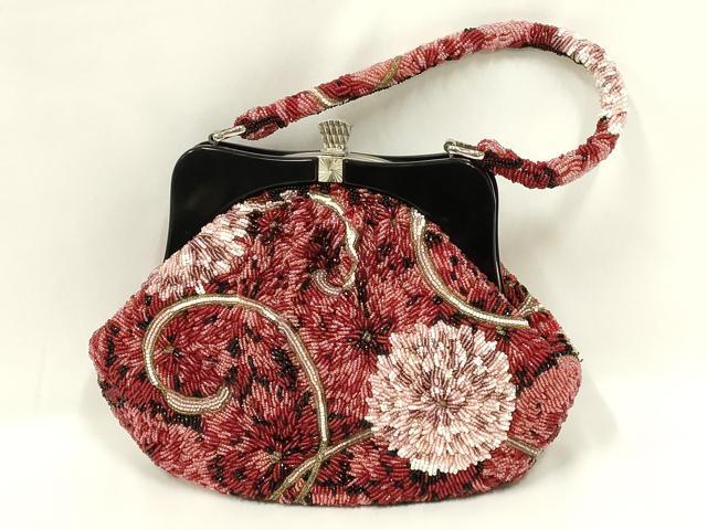 ■■■　サイズ　■■■ 【バッグ】 横　　　25cm 縦　　　18.5cm　取っ手込み　35cm 奥行き　5.5cm ■■■　商品詳細　■■■ 状態は参考画像のように所々に薄い汚れ・傷、糸解けがございます。 大変上質な逸品になります。 お安く出品致しますので、是非この機会にいかがでしょうか？ ■■■　注意事項　■■■ ■モニター発色の具合により色合いが異なる場合がございます。 ■寸法は多少の誤差が生じる場合がございますのでご了承ください。 ■縫込みの長さが左右非対称の場合は短い部分を記載しております。 左右非対称であってもご返品・お値引き等の保証は出来かねますので、ご了承の上ご購入をお願い致します。 ■シミ等のチェックには注意を払っておりますが、見落としがある場合もございますし、個人の見解も様々ですので神経質な方のご購入はお控えください。 ■箪笥に入っておりました着物や帯なので畳みシワや匂いがあるものもございます。 ■お休みは基本的に土日祝となりますが、その他臨時でお休みする場合がございますのでご了承ください。 ■商品の発送は平日のみの発送となります。 ■夜間と土曜、日曜日はお問い合わせの回答が遅れる場合がございます。 ■当店では、お直し、紋入れ、お手入れ等は承っておりません。 ■生地の状態（ヤケ、経年劣化等）によってはサイズ直しが出来ない場合がございます。 その点もどうかご了承のうえ、ご購入をお願いいたします。 ■弊社で取り扱う商品は一点ものにつき、時期や在庫状況に応じて金額が変更となる場合がございます。 ■検針は行っておりません。予めご了承いただきますようお願いいたします。 ■【洗える着物】と記載のある商品におきましては、商品お届け後に洗濯を行ってしまってからのご返品にはご対応しかねます。 念の為、専門店でのお手入れをお願いいたします。 ■写真に写っている物が全てになります。それ以外の付属品はございませんのでご了承ください。 ■状態に関する写真につきましては、掲載可能な写真枚数に限りがあるため、各箇所につき1枚参考画像を掲載しております。 ■着物のサイズ目安は下記を参考ください↓ ＜女性着物＞　お端折り次第で＋5cm　−1cmが着用可能サイズ 　例）身丈170cmの場合、身長160cm〜175cm ＜男性着物＞　身丈＋約25cm〜27cm程が適応身長 　例）身丈155cmの場合、身長180〜182cm