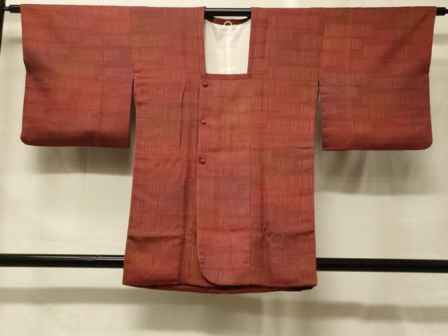 ■■■　サイズ　■■■ 身丈 83.5cm（肩から） 裄丈 64.5cm 袖丈 44cm　縫込み 5cm 袖幅 33.5cm 前幅 19cm 後幅 29cm 裄 お袖側 約3cm　身頃側 約5cm ■■■　商品詳細　■■■ 【正絹】 状態は特に目立ったシミ汚れなどもなく大変良い状態です。 大変上質な逸品になります。 お安く出品致しますので、是非この機会にいかがでしょうか？ ■■■　注意事項　■■■ ■モニター発色の具合により色合いが異なる場合がございます。 ■寸法は多少の誤差が生じる場合がございますのでご了承ください。 ■縫込みの長さが左右非対称の場合は短い部分を記載しております。 左右非対称であってもご返品・お値引き等の保証は出来かねますので、ご了承の上ご購入をお願い致します。 ■シミ等のチェックには注意を払っておりますが、見落としがある場合もございますし、個人の見解も様々ですので神経質な方のご購入はお控えください。 ■箪笥に入っておりました着物や帯なので畳みシワや匂いがあるものもございます。 ■お休みは基本的に土日祝となりますが、その他臨時でお休みする場合がございますのでご了承ください。 ■商品の発送は平日のみの発送となります。 ■夜間と土曜、日曜日はお問い合わせの回答が遅れる場合がございます。 ■当店では、お直し、紋入れ、お手入れ等は承っておりません。 ■生地の状態（ヤケ、経年劣化等）によってはサイズ直しが出来ない場合がございます。 その点もどうかご了承のうえ、ご購入をお願いいたします。 ■弊社で取り扱う商品は一点ものにつき、時期や在庫状況に応じて金額が変更となる場合がございます。 ■検針は行っておりません。予めご了承いただきますようお願いいたします。 ■【洗える着物】と記載のある商品におきましては、商品お届け後に洗濯を行ってしまってからのご返品にはご対応しかねます。 念の為、専門店でのお手入れをお願いいたします。 ■写真に写っている物が全てになります。それ以外の付属品はございませんのでご了承ください。 ■状態に関する写真につきましては、掲載可能な写真枚数に限りがあるため、各箇所につき1枚参考画像を掲載しております。 ■着物のサイズ目安は下記を参考ください↓ ＜女性着物＞　お端折り次第で＋5cm　－1cmが着用可能サイズ 　例）身丈170cmの場合、身長160cm～175cm ＜男性着物＞　身丈＋約25cm～27cm程が適応身長 　例）身丈155cmの場合、身長180～182cm