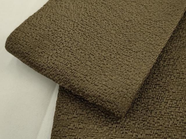 ■■■　サイズ　■■■ 長さ 384cm 幅 9cm程 ■■■　商品詳細　■■■ 【正絹】 状態は接写画像のように裏地・胴回りに薄い汚れがございますが その他特に目立ったシミ汚れなどもなく大変良い状態です。 大変上質な逸品になります。 お安く出品致しますので、是非この機会にいかがでしょうか？ ※両側未かがりですが着用には問題ありません。 ■■■　注意事項　■■■ ■モニター発色の具合により色合いが異なる場合がございます。 ■寸法は多少の誤差が生じる場合がございますのでご了承ください。 ■縫込みの長さが左右非対称の場合は短い部分を記載しております。 左右非対称であってもご返品・お値引き等の保証は出来かねますので、ご了承の上ご購入をお願い致します。 ■シミ等のチェックには注意を払っておりますが、見落としがある場合もございますし、個人の見解も様々ですので神経質な方のご購入はお控えください。 ■汚れやシミの種類につきましては、専門ではない為、正確な判別が難しく商品説明では種類を特定せず、汚れやシミと記載させております。 恐れ入りますが、ご了承くださいますようお願い申し上げます。 ■箪笥に入っておりました着物や帯なので畳みシワや匂いがあるものもございます。 ■お休みは基本的に土日祝となりますが、その他臨時でお休みする場合がございますのでご了承ください。 ■商品の発送は平日のみの発送となります。 ■夜間と土曜、日曜日はお問い合わせの回答が遅れる場合がございます。 ■当店では、お直し、紋入れ、お手入れ等は承っておりません。 ■生地の状態（ヤケ、経年劣化等）によってはサイズ直しが出来ない場合がございます。 その点もどうかご了承のうえ、ご購入をお願いいたします。 ■弊社で取り扱う商品は一点ものにつき、時期や在庫状況に応じて金額が変更となる場合がございます。 ■検針は行っておりません。予めご了承いただきますようお願いいたします。 ■【洗える着物】と記載のある商品におきましては、商品お届け後に洗濯を行ってしまってからのご返品にはご対応しかねます。 念の為、専門店でのお手入れをお願いいたします。 ■写真に写っている物が全てになります。それ以外の付属品はございませんのでご了承ください。 ■状態に関する写真につきましては、掲載可能な写真枚数に限りがあるため、各箇所につき1枚参考画像を掲載しております。 ■着物のサイズ目安は下記を参考ください↓ ＜女性着物＞　お端折り次第で＋5cm　−1cmが着用可能サイズ 　例）身丈170cmの場合、身長160cm〜175cm ＜男性着物＞　身丈＋約25cm〜27cm程が適応身長 　例）身丈155cmの場合、身長180〜182cm