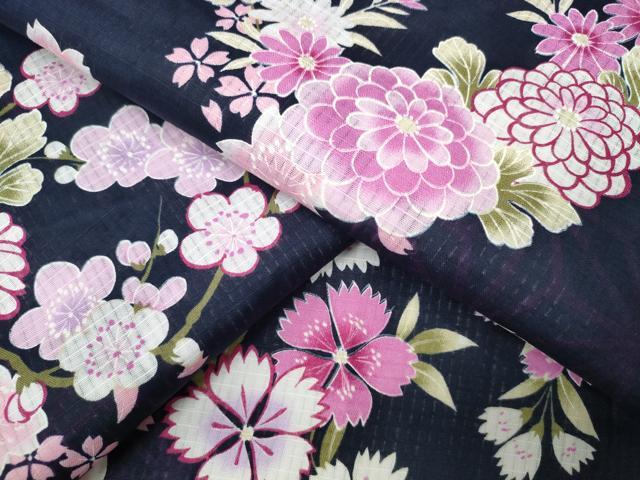 ■■■　サイズ　■■■ 身丈 165cm（肩から） 裄丈 65.5cm 袖丈 48cm　縫込み 1cm 袖幅 33.5cm 前幅 24cm 後幅 29cm 着物縫いこみ 内揚げ 0cm 裄 お袖側 約1cm　身頃側 約0cm ■■■　商品詳細　■■■ 【綿】 状態は特に目立ったシミ汚れなどもなく大変良い状態です。 大変上質な逸品になります。 お安く出品致しますので、是非この機会にいかがでしょうか？ ■■■　注意事項　■■■ ■モニター発色の具合により色合いが異なる場合がございます。 ■寸法は多少の誤差が生じる場合がございますのでご了承ください。 ■縫込みの長さが左右非対称の場合は短い部分を記載しております。 左右非対称であってもご返品・お値引き等の保証は出来かねますので、ご了承の上ご購入をお願い致します。 ■シミ等のチェックには注意を払っておりますが、見落としがある場合もございますし、個人の見解も様々ですので神経質な方のご購入はお控えください。 ■箪笥に入っておりました着物や帯なので畳みシワや匂いがあるものもございます。 ■お休みは基本的に土日祝となりますが、その他臨時でお休みする場合がございますのでご了承ください。 ■商品の発送は平日のみの発送となります。 ■夜間と土曜、日曜日はお問い合わせの回答が遅れる場合がございます。 ■当店では、お直し、紋入れ、お手入れ等は承っておりません。 ■生地の状態（ヤケ、経年劣化等）によってはサイズ直しが出来ない場合がございます。 その点もどうかご了承のうえ、ご購入をお願いいたします。 ■弊社で取り扱う商品は一点ものにつき、時期や在庫状況に応じて金額が変更となる場合がございます。 ■検針は行っておりません。予めご了承いただきますようお願いいたします。 ■【洗える着物】と記載のある商品におきましては、商品お届け後に洗濯を行ってしまってからのご返品にはご対応しかねます。 念の為、専門店でのお手入れをお願いいたします。 ■着物のサイズ目安は下記を参考ください↓ ＜女性着物＞　お端折り次第で＋5cm　−1cmが着用可能サイズ 　例）身丈170cmの場合、身長160cm〜175cm ＜男性着物＞　身丈＋約25cm〜27cm程が適応身長 　例）身丈155cmの場合、身長180〜182cm