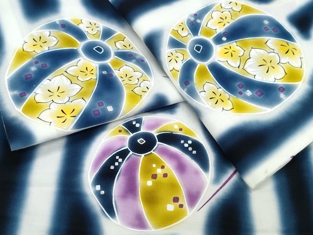■■■　サイズ　■■■ 身丈 159cm（肩から） 裄丈 67cm 袖丈 48cm　縫込み 2.5cm 袖幅 35.5cm 前幅 25cm 後幅 31.5cm 着物縫いこみ 内揚げ 0cm 裄 お袖側 約3cm　身頃側 約3cm ■■■　商品詳細　■■■ 【綿】 状態は特に目立ったシミ汚れなどもなく大変良い状態です。 大変上質な逸品になります。 お安く出品致しますので、是非この機会にいかがでしょうか？ ■■■　注意事項　■■■ ■モニター発色の具合により色合いが異なる場合がございます。 ■寸法は多少の誤差が生じる場合がございますのでご了承ください。 ■縫込みの長さが左右非対称の場合は短い部分を記載しております。 左右非対称であってもご返品・お値引き等の保証は出来かねますので、ご了承の上ご購入をお願い致します。 ■シミ等のチェックには注意を払っておりますが、見落としがある場合もございますし、個人の見解も様々ですので神経質な方のご購入はお控えください。 ■箪笥に入っておりました着物や帯なので畳みシワや匂いがあるものもございます。 ■お休みは基本的に土日祝となりますが、その他臨時でお休みする場合がございますのでご了承ください。 ■商品の発送は平日のみの発送となります。 ■夜間と土曜、日曜日はお問い合わせの回答が遅れる場合がございます。 ■当店では、お直し、紋入れ、お手入れ等は承っておりません。 ■生地の状態（ヤケ、経年劣化等）によってはサイズ直しが出来ない場合がございます。 その点もどうかご了承のうえ、ご購入をお願いいたします。 ■弊社で取り扱う商品は一点ものにつき、時期や在庫状況に応じて金額が変更となる場合がございます。 ■検針は行っておりません。予めご了承いただきますようお願いいたします。 ■【洗える着物】と記載のある商品におきましては、商品お届け後に洗濯を行ってしまってからのご返品にはご対応しかねます。 念の為、専門店でのお手入れをお願いいたします。 ■写真に写っている物が全てになります。それ以外の付属品はございませんのでご了承ください。 ■状態に関する写真につきましては、掲載可能な写真枚数に限りがあるため、各箇所につき1枚参考画像を掲載しております。 ■着物のサイズ目安は下記を参考ください↓ ＜女性着物＞　お端折り次第で＋5cm　－1cmが着用可能サイズ 　例）身丈170cmの場合、身長160cm～175cm ＜男性着物＞　身丈＋約25cm～27cm程が適応身長 　例）身丈155cmの場合、身長180～182cm
