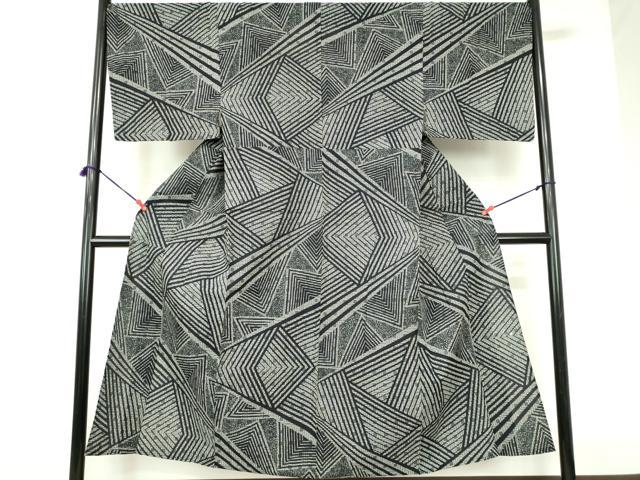 ■■■　サイズ　■■■ 身丈 148.5cm（肩から） 裄丈 69cm 袖丈 48cm　縫込み 2.5cm 袖幅 35.5cm 前幅 23.5cm 後幅 30cm 着物縫いこみ 内揚げ 7.5cm 裄 お袖側 約1cm　身頃側 約1cm ■■■　商品詳細　■■■ 【綿】 状態は接写画像のように下前おくみに穴開きがございますが その他特に目立ったシミ汚れなどもなく大変良い状態です。 大変上質な逸品になります。 お安く出品致しますので、是非この機会にいかがでしょうか？ ■■■　注意事項　■■■ ■モニター発色の具合により色合いが異なる場合がございます。 ■寸法は多少の誤差が生じる場合がございますのでご了承ください。 ■縫込みの長さが左右非対称の場合は短い部分を記載しております。 左右非対称であってもご返品・お値引き等の保証は出来かねますので、ご了承の上ご購入をお願い致します。 ■シミ等のチェックには注意を払っておりますが、見落としがある場合もございますし、個人の見解も様々ですので神経質な方のご購入はお控えください。 ■箪笥に入っておりました着物や帯なので畳みシワや匂いがあるものもございます。 ■お休みは基本的に土日祝となりますが、その他臨時でお休みする場合がございますのでご了承ください。 ■商品の発送は平日のみの発送となります。 ■夜間と土曜、日曜日はお問い合わせの回答が遅れる場合がございます。 ■当店では、お直し、紋入れ、お手入れ等は承っておりません。 ■生地の状態（ヤケ、経年劣化等）によってはサイズ直しが出来ない場合がございます。 その点もどうかご了承のうえ、ご購入をお願いいたします。 ■弊社で取り扱う商品は一点ものにつき、時期や在庫状況に応じて金額が変更となる場合がございます。 ■検針は行っておりません。予めご了承いただきますようお願いいたします。 ■【洗える着物】と記載のある商品におきましては、商品お届け後に洗濯を行ってしまってからのご返品にはご対応しかねます。 念の為、専門店でのお手入れをお願いいたします。 ■写真に写っている物が全てになります。それ以外の付属品はございませんのでご了承ください。 ■状態に関する写真につきましては、掲載可能な写真枚数に限りがあるため、各箇所につき1枚参考画像を掲載しております。 ■着物のサイズ目安は下記を参考ください↓ ＜女性着物＞　お端折り次第で＋5cm　−1cmが着用可能サイズ 　例）身丈170cmの場合、身長160cm〜175cm ＜男性着物＞　身丈＋約25cm〜27cm程が適応身長 　例）身丈155cmの場合、身長180〜182cm