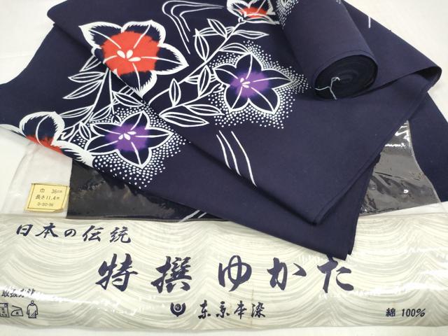 ■■■　サイズ　■■■ 長さ　　着尺分あり 幅　　　約35.5cm ■■■　商品詳細　■■■ 【綿・未使用】 状態は接写画像のように表地所々に若干の薄い汚れがございます。 大変上質な逸品になります。 お安く出品致しますので、是非この機会にいかがでしょうか？ ■■■　注意事項　■■■ ■モニター発色の具合により色合いが異なる場合がございます。 ■寸法は多少の誤差が生じる場合がございますのでご了承ください。 ■縫込みの長さが左右非対称の場合は短い部分を記載しております。 左右非対称であってもご返品・お値引き等の保証は出来かねますので、ご了承の上ご購入をお願い致します。 ■シミ等のチェックには注意を払っておりますが、見落としがある場合もございますし、個人の見解も様々ですので神経質な方のご購入はお控えください。 ■箪笥に入っておりました着物や帯なので畳みシワや匂いがあるものもございます。 ■お休みは基本的に土日祝となりますが、その他臨時でお休みする場合がございますのでご了承ください。 ■商品の発送は平日のみの発送となります。 ■夜間と土曜、日曜日はお問い合わせの回答が遅れる場合がございます。 ■当店では、お直し、紋入れ、お手入れ等は承っておりません。 ■生地の状態（ヤケ、経年劣化等）によってはサイズ直しが出来ない場合がございます。 その点もどうかご了承のうえ、ご購入をお願いいたします。 ■弊社で取り扱う商品は一点ものにつき、時期や在庫状況に応じて金額が変更となる場合がございます。 ■検針は行っておりません。予めご了承いただきますようお願いいたします。 ■【洗える着物】と記載のある商品におきましては、商品お届け後に洗濯を行ってしまってからのご返品にはご対応しかねます。 念の為、専門店でのお手入れをお願いいたします。 ■写真に写っている物が全てになります。それ以外の付属品はございませんのでご了承ください。 ■状態に関する写真につきましては、掲載可能な写真枚数に限りがあるため、各箇所につき1枚参考画像を掲載しております。 ■着物のサイズ目安は下記を参考ください↓ ＜女性着物＞　お端折り次第で＋5cm　－1cmが着用可能サイズ 　例）身丈170cmの場合、身長160cm～175cm ＜男性着物＞　身丈＋約25cm～27cm程が適応身長 　例）身丈155cmの場合、身長180～182cm