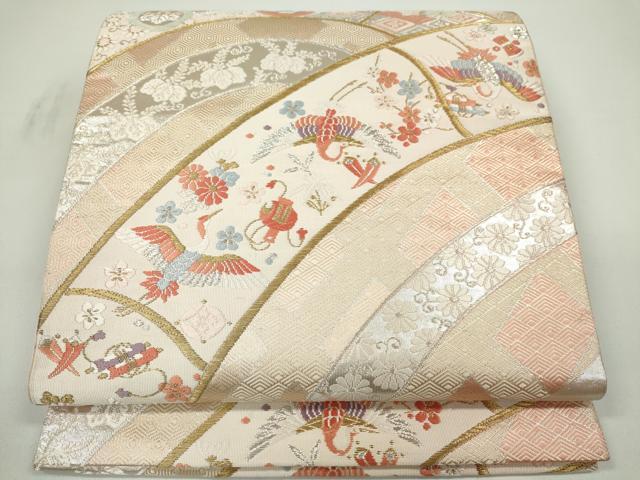 ■■■　サイズ　■■■ 長さ 424cm 幅 30.5cm程 ■■■　商品詳細　■■■ 【正絹】 詳細に関しましては、画像をご確認ください。 大変上質な逸品になります。 お安く出品致しますので、是非この機会にいかがでしょうか？ 着用時には見えない部分になるかと思いますのであまり気にならずお召になれるかと思います。 ■■■　注意事項　■■■ ■モニター発色の具合により色合いが異なる場合がございます。 ■寸法は多少の誤差が生じる場合がございますのでご了承ください。 ■縫込みの長さが左右非対称の場合は短い部分を記載しております。 左右非対称であってもご返品・お値引き等の保証は出来かねますので、ご了承の上ご購入をお願い致します。 ■シミ等のチェックには注意を払っておりますが、見落としがある場合もございますし、個人の見解も様々ですので神経質な方のご購入はお控えください。 ■箪笥に入っておりました着物や帯なので畳みシワや匂いがあるものもございます。 ■お休みは基本的に土日祝となりますが、その他臨時でお休みする場合がございますのでご了承ください。 ■商品の発送は平日のみの発送となります。 ■夜間と土曜、日曜日はお問い合わせの回答が遅れる場合がございます。 ■当店では、お直し、紋入れ、お手入れ等は承っておりません。 ■生地の状態（ヤケ、経年劣化等）によってはサイズ直しが出来ない場合がございます。 その点もどうかご了承のうえ、ご購入をお願いいたします。 ■弊社で取り扱う商品は一点ものにつき、時期や在庫状況に応じて金額が変更となる場合がございます。 ■検針は行っておりません。予めご了承いただきますようお願いいたします。 ■【洗える着物】と記載のある商品におきましては、商品お届け後に洗濯を行ってしまってからのご返品にはご対応しかねます。 念の為、専門店でのお手入れをお願いいたします。 ■着物のサイズ目安は下記を参考ください↓ ＜女性着物＞　お端折り次第で＋5cm　−1cmが着用可能サイズ 　例）身丈170cmの場合、身長160cm〜175cm ＜男性着物＞　身丈＋約25cm〜27cm程が適応身長 　例）身丈155cmの場合、身長180〜182cm