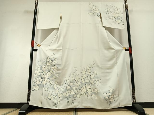 ■■■　サイズ　■■■ 身丈 162cm（肩から） 裄丈 67cm 袖丈 47cm　縫込み 4.5cm 袖幅 34cm 前幅 23cm 後幅 29cm 着物縫いこみ 内揚げ 1cm 裄 お袖側 約1.5cm　身頃側 約2cm ■■■　商品詳細　■■■ 【正絹】 状態は接写画像のように八掛に薄い汚れがございますが その他特に目立ったシミ汚れなどもなく大変良い状態です。 大変上質な逸品になります。 お安く出品致しますので、是非この機会にいかがでしょうか？ ■■■　注意事項　■■■ ■モニター発色の具合により色合いが異なる場合がございます。 ■寸法は多少の誤差が生じる場合がございますのでご了承ください。 ■縫込みの長さが左右非対称の場合は短い部分を記載しております。 左右非対称であってもご返品・お値引き等の保証は出来かねますので、ご了承の上ご購入をお願い致します。 ■シミ等のチェックには注意を払っておりますが、見落としがある場合もございますし、個人の見解も様々ですので神経質な方のご購入はお控えください。 ■箪笥に入っておりました着物や帯なので畳みシワや匂いがあるものもございます。 ■お休みは基本的に土日祝となりますが、その他臨時でお休みする場合がございますのでご了承ください。 ■商品の発送は平日のみの発送となります。 ■夜間と土曜、日曜日はお問い合わせの回答が遅れる場合がございます。 ■当店では、お直し、紋入れ、お手入れ等は承っておりません。 ■生地の状態（ヤケ、経年劣化等）によってはサイズ直しが出来ない場合がございます。 その点もどうかご了承のうえ、ご購入をお願いいたします。 ■弊社で取り扱う商品は一点ものにつき、時期や在庫状況に応じて金額が変更となる場合がございます。 ■検針は行っておりません。予めご了承いただきますようお願いいたします。 ■【洗える着物】と記載のある商品におきましては、商品お届け後に洗濯を行ってしまってからのご返品にはご対応しかねます。 念の為、専門店でのお手入れをお願いいたします。 ■写真に写っている物が全てになります。それ以外の付属品はございませんのでご了承ください。 ■着物のサイズ目安は下記を参考ください↓ ＜女性着物＞　お端折り次第で＋5cm　−1cmが着用可能サイズ 　例）身丈170cmの場合、身長160cm〜175cm ＜男性着物＞　身丈＋約25cm〜27cm程が適応身長 　例）身丈155cmの場合、身長180〜182cm