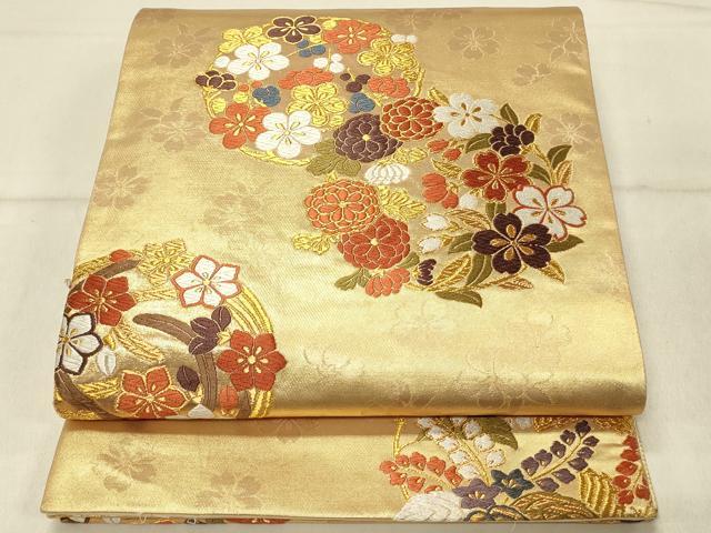 ■■■　サイズ　■■■ 長さ 436cm 幅 30.5cm程 ■■■　商品詳細　■■■ 【正絹】 詳細に関しましては、画像をご確認ください。 大変上質な逸品になります。 お安く出品致しますので、是非この機会にいかがでしょうか？ ※汚れ等に関しましては、着用時には見えない部分になるかと思いますのであまり気にならずお召になれるかと思います。 ■■■　注意事項　■■■ ■モニター発色の具合により色合いが異なる場合がございます。 ■寸法は多少の誤差が生じる場合がございますのでご了承ください。 ■縫込みの長さが左右非対称の場合は短い部分を記載しております。 左右非対称であってもご返品・お値引き等の保証は出来かねますので、ご了承の上ご購入をお願い致します。 ■シミ等のチェックには注意を払っておりますが、見落としがある場合もございますし、個人の見解も様々ですので神経質な方のご購入はお控えください。 ■箪笥に入っておりました着物や帯なので畳みシワや匂いがあるものもございます。 ■お休みは基本的に土日祝となりますが、その他臨時でお休みする場合がございますのでご了承ください。 ■商品の発送は平日のみの発送となります。 ■夜間と土曜、日曜日はお問い合わせの回答が遅れる場合がございます。 ■当店では、お直し、紋入れ、お手入れ等は承っておりません。 ■生地の状態（ヤケ、経年劣化等）によってはサイズ直しが出来ない場合がございます。 その点もどうかご了承のうえ、ご購入をお願いいたします。 ■弊社で取り扱う商品は一点ものにつき、時期や在庫状況に応じて金額が変更となる場合がございます。 ■検針は行っておりません。予めご了承いただきますようお願いいたします。 ■【洗える着物】と記載のある商品におきましては、商品お届け後に洗濯を行ってしまってからのご返品にはご対応しかねます。 念の為、専門店でのお手入れをお願いいたします。 ■写真に写っている物が全てになります。それ以外の付属品はございませんのでご了承ください。 ■状態に関する写真につきましては、掲載可能な写真枚数に限りがあるため、各箇所につき1枚参考画像を掲載しております。 ■着物のサイズ目安は下記を参考ください↓ ＜女性着物＞　お端折り次第で＋5cm　－1cmが着用可能サイズ 　例）身丈170cmの場合、身長160cm～175cm ＜男性着物＞　身丈＋約25cm～27cm程が適応身長 　例）身丈155cmの場合、身長180～182cm