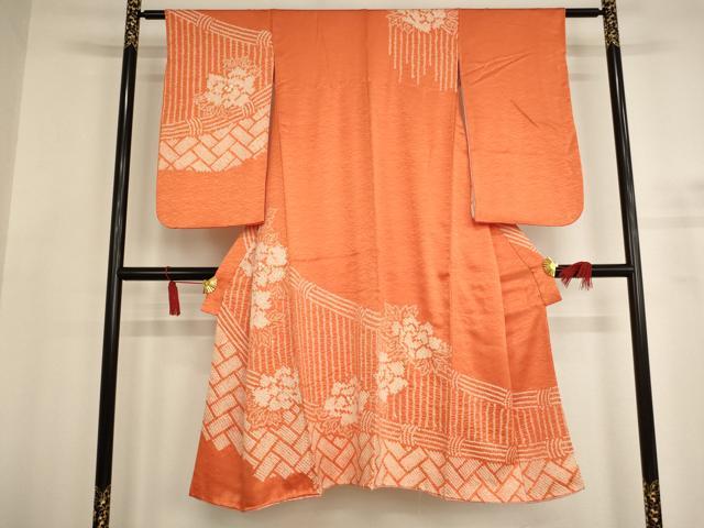 ■■■　サイズ　■■■ 【祝着】 身丈 135.5cm（肩から） 裄丈 57.5cm（肩上げ　0cm） 袖丈 66cm　縫込み 4cm 袖幅 30cm 前幅 21cm 後幅 27.5cm 着物縫いこみ 内揚げ 14.5cm （腰上げ　0cm） 裄 お袖側 約3cm　身頃側 約7.5cm ■■■　商品詳細　■■■ 着物【正絹】の状態は接写画像のように上前おくみ・上前に汚れ、袖口に薄い汚れがございますが その他特に目立ったシミ汚れなどもなく大変良い状態です。 大変上質な逸品になります。 お安く出品致しますので、是非この機会にいかがでしょうか？ ※若干たたみシワがございます。 ■■■　注意事項　■■■ ■モニター発色の具合により色合いが異なる場合がございます。 ■寸法は多少の誤差が生じる場合がございますのでご了承ください。 ■縫込みの長さが左右非対称の場合は短い部分を記載しております。 左右非対称であってもご返品・お値引き等の保証は出来かねますので、ご了承の上ご購入をお願い致します。 ■シミ等のチェックには注意を払っておりますが、見落としがある場合もございますし、個人の見解も様々ですので神経質な方のご購入はお控えください。 ■箪笥に入っておりました着物や帯なので畳みシワや匂いがあるものもございます。 ■お休みは基本的に土日祝となりますが、その他臨時でお休みする場合がございますのでご了承ください。 ■商品の発送は平日のみの発送となります。 ■夜間と土曜、日曜日はお問い合わせの回答が遅れる場合がございます。 ■当店では、お直し、紋入れ、お手入れ等は承っておりません。 ■生地の状態（ヤケ、経年劣化等）によってはサイズ直しが出来ない場合がございます。 その点もどうかご了承のうえ、ご購入をお願いいたします。 ■弊社で取り扱う商品は一点ものにつき、時期や在庫状況に応じて金額が変更となる場合がございます。 ■検針は行っておりません。予めご了承いただきますようお願いいたします。 ■【洗える着物】と記載のある商品におきましては、商品お届け後に洗濯を行ってしまってからのご返品にはご対応しかねます。 念の為、専門店でのお手入れをお願いいたします。 ■着物のサイズ目安は下記を参考ください↓ ＜女性着物＞　お端折り次第で＋5cm　−1cmが着用可能サイズ 　例）身丈170cmの場合、身長160cm〜175cm ＜男性着物＞　身丈＋約25cm〜27cm程が適応身長 　例）身丈155cmの場合、身長180〜182cm