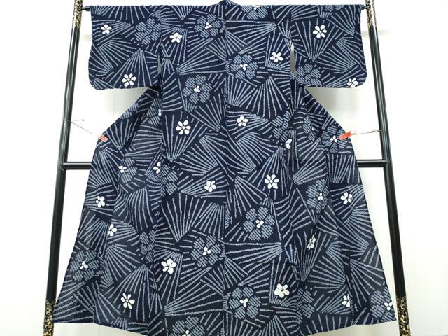 ■■■　サイズ　■■■ 身丈 151cm（肩から） 裄丈 65.5cm 袖丈 43.5cm　縫込み 2cm 袖幅 34cm 前幅 24cm 後幅 30.5cm 着物縫いこみ 内揚げ 0cm 裄 お袖側 約2cm　身頃側 約3cm ■■■　商品詳細　■■■ 【綿】 状態は特に目立ったシミ汚れなどもなく大変良い状態です。 人気の高い“有松鳴海絞り”の浴衣でございます。 “鳴海絞り”ならではの表情を生み出す立体感と 淡いぼかしで息を吹き込まれ、 今にも動き出しそうな迫力を放っております。 夏祭りや花火大会、これから増えるイベントに連れ立って、 より夏をお楽しみ下さいませ。 大変上質な逸品になります。 お安く出品致しますので、是非この機会にいかがでしょうか？ ■■■　注意事項　■■■ ■モニター発色の具合により色合いが異なる場合がございます。 ■寸法は多少の誤差が生じる場合がございますのでご了承ください。 ■縫込みの長さが左右非対称の場合は短い部分を記載しております。 左右非対称であってもご返品・お値引き等の保証は出来かねますので、ご了承の上ご購入をお願い致します。 ■シミ等のチェックには注意を払っておりますが、見落としがある場合もございますし、個人の見解も様々ですので神経質な方のご購入はお控えください。 ■箪笥に入っておりました着物や帯なので畳みシワや匂いがあるものもございます。 ■お休みは基本的に土日祝となりますが、その他臨時でお休みする場合がございますのでご了承ください。 ■商品の発送は平日のみの発送となります。 ■夜間と土曜、日曜日はお問い合わせの回答が遅れる場合がございます。 ■当店では、お直し、紋入れ、お手入れ等は承っておりません。 ■生地の状態（ヤケ、経年劣化等）によってはサイズ直しが出来ない場合がございます。 その点もどうかご了承のうえ、ご購入をお願いいたします。 ■弊社で取り扱う商品は一点ものにつき、時期や在庫状況に応じて金額が変更となる場合がございます。 ■検針は行っておりません。予めご了承いただきますようお願いいたします。 ■【洗える着物】と記載のある商品におきましては、商品お届け後に洗濯を行ってしまってからのご返品にはご対応しかねます。 念の為、専門店でのお手入れをお願いいたします。 ■写真に写っている物が全てになります。それ以外の付属品はございませんのでご了承ください。 ■状態に関する写真につきましては、掲載可能な写真枚数に限りがあるため、各箇所につき1枚参考画像を掲載しております。 ■着物のサイズ目安は下記を参考ください↓ ＜女性着物＞　お端折り次第で＋5cm　－1cmが着用可能サイズ 　例）身丈170cmの場合、身長160cm～175cm ＜男性着物＞　身丈＋約25cm～27cm程が適応身長 　例）身丈155cmの場合、身長180～182cm