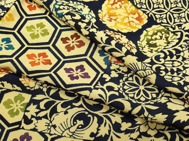 ■■■　サイズ　■■■ 身丈 162cm（肩から） 裄丈 65cm 袖丈 43.5cm　縫込み 5.5cm 袖幅 33cm 前幅 25.5cm 後幅 30cm 着物縫いこみ 内揚げ 0cm 裄 お袖側 約2cm　身頃側 約2.5cm ■■■　商品詳細　■■■ 【正絹】 状態は特に目立ったシミ汚れなどもなく大変良い状態です。 大変上質な逸品になります。 お安く出品致しますので、是非この機会にいかがでしょうか？ ■■■　注意事項　■■■ ■モニター発色の具合により色合いが異なる場合がございます。 ■寸法は多少の誤差が生じる場合がございますのでご了承ください。 ■縫込みの長さが左右非対称の場合は短い部分を記載しております。 左右非対称であってもご返品・お値引き等の保証は出来かねますので、ご了承の上ご購入をお願い致します。 ■シミ等のチェックには注意を払っておりますが、見落としがある場合もございますし、個人の見解も様々ですので神経質な方のご購入はお控えください。 ■箪笥に入っておりました着物や帯なので畳みシワや匂いがあるものもございます。 ■お休みは基本的に土日祝となりますが、その他臨時でお休みする場合がございますのでご了承ください。 ■商品の発送は平日のみの発送となります。 ■夜間と土曜、日曜日はお問い合わせの回答が遅れる場合がございます。 ■当店では、お直し、紋入れ、お手入れ等は承っておりません。 ■生地の状態（ヤケ、経年劣化等）によってはサイズ直しが出来ない場合がございます。 その点もどうかご了承のうえ、ご購入をお願いいたします。 ■弊社で取り扱う商品は一点ものにつき、時期や在庫状況に応じて金額が変更となる場合がございます。 ■検針は行っておりません。予めご了承いただきますようお願いいたします。 ■【洗える着物】と記載のある商品におきましては、商品お届け後に洗濯を行ってしまってからのご返品にはご対応しかねます。 念の為、専門店でのお手入れをお願いいたします。 ■着物のサイズ目安は下記を参考ください↓ ＜女性着物＞　お端折り次第で＋5?　−10?が着用可能サイズ 　例）身丈170?の場合、身長160?〜175? ＜男性着物＞　身丈＋約25?〜27?程が適応身長 　例）身丈155?の場合、身長180〜182?