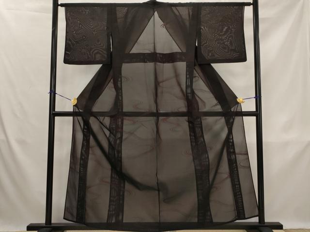 ■■■　サイズ　■■■ 身丈 158cm（肩から） 裄丈 62cm 袖丈 44.5cm　縫込み 3.5cm 袖幅 32cm 前幅 23cm 後幅 29cm 着物縫いこみ 内揚げ 4.5cm 裄 お袖側 約2.5cm　身頃側 約3.5cm ■■■　商品詳細　■■■ 【正絹】 状態は接写画像のように下前に擦れ、衿山に薄い汚れがございますが その他特に目立ったシミ汚れなどもなく大変良い状態です。 大変上質な逸品になります。 お安く出品致しますので、是非この機会にいかがでしょうか？ ■■■　注意事項　■■■ ■モニター発色の具合により色合いが異なる場合がございます。 ■寸法は多少の誤差が生じる場合がございますのでご了承ください。 ■縫込みの長さが左右非対称の場合は短い部分を記載しております。 左右非対称であってもご返品・お値引き等の保証は出来かねますので、ご了承の上ご購入をお願い致します。 ■シミ等のチェックには注意を払っておりますが、見落としがある場合もございますし、個人の見解も様々ですので神経質な方のご購入はお控えください。 ■箪笥に入っておりました着物や帯なので畳みシワや匂いがあるものもございます。 ■お休みは基本的に土日祝となりますが、その他臨時でお休みする場合がございますのでご了承ください。 ■商品の発送は平日のみの発送となります。 ■夜間と土曜、日曜日はお問い合わせの回答が遅れる場合がございます。 ■当店では、お直し、紋入れ、お手入れ等は承っておりません。 ■生地の状態（ヤケ、経年劣化等）によってはサイズ直しが出来ない場合がございます。 その点もどうかご了承のうえ、ご購入をお願いいたします。 ■弊社で取り扱う商品は一点ものにつき、時期や在庫状況に応じて金額が変更となる場合がございます。 ■検針は行っておりません。予めご了承いただきますようお願いいたします。 ■【洗える着物】と記載のある商品におきましては、商品お届け後に洗濯を行ってしまってからのご返品にはご対応しかねます。 念の為、専門店でのお手入れをお願いいたします。 ■写真に写っている物が全てになります。それ以外の付属品はございませんのでご了承ください。 ■状態に関する写真につきましては、掲載可能な写真枚数に限りがあるため、各箇所につき1枚参考画像を掲載しております。 ■着物のサイズ目安は下記を参考ください↓ ＜女性着物＞　お端折り次第で＋5cm　−1cmが着用可能サイズ 　例）身丈170cmの場合、身長160cm〜175cm ＜男性着物＞　身丈＋約25cm〜27cm程が適応身長 　例）身丈155cmの場合、身長180〜182cm