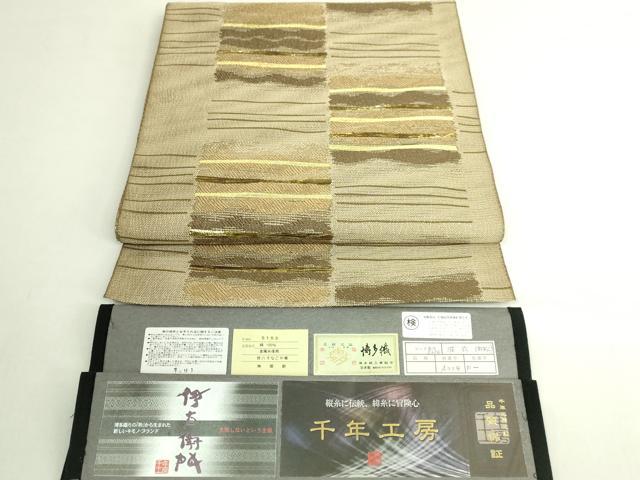 ■■■　サイズ　■■■ 長さ 384cm　幅 30.5cm程 ■■■　商品詳細　■■■ 【正絹】 状態は締めてはおりますが 特に目立ったシミ汚れなどもなく大変良い状態です。 創業1897年博多織元・岡野の千年工房は織元としてのプライドと 技術の伝統を守りながら、ファッション進化の基本である 「新しい出会いへの冒険心」をモットーとしています。 博多織の帯はとにかく“締めやすい”のが特徴となっています。 その理由は「タテ糸が多い」ということ。 細いタテ糸をたくさん使い、太いヨコ糸を強く打ち込むことで ハリとコシが出て、きちんと締まりくずれにくい帯となるのです。 大変上質な極上の逸品になります。 お安く出品致しますので、是非この機会にいかがでしょうか？ ■■■　注意事項　■■■ ■モニター発色の具合により色合いが異なる場合がございます。 ■寸法は多少の誤差が生じる場合がございますのでご了承ください。 ■縫込みの長さが左右非対称の場合は短い部分を記載しております。 左右非対称であってもご返品・お値引き等の保証は出来かねますので、ご了承の上ご購入をお願い致します。 ■シミ等のチェックには注意を払っておりますが、見落としがある場合もございますし、個人の見解も様々ですので神経質な方のご購入はお控えください。 ■箪笥に入っておりました着物や帯なので畳みシワや匂いがあるものもございます。 ■お休みは基本的に土日祝となりますが、その他臨時でお休みする場合がございますのでご了承ください。 ■商品の発送は平日のみの発送となります。 ■夜間と土曜、日曜日はお問い合わせの回答が遅れる場合がございます。 ■当店では、お直し、紋入れ、お手入れ等は承っておりません。 ■生地の状態（ヤケ、経年劣化等）によってはサイズ直しが出来ない場合がございます。 その点もどうかご了承のうえ、ご購入をお願いいたします。 ■弊社で取り扱う商品は一点ものにつき、時期や在庫状況に応じて金額が変更となる場合がございます。 ■検針は行っておりません。予めご了承いただきますようお願いいたします。 ■【洗える着物】と記載のある商品におきましては、商品お届け後に洗濯を行ってしまってからのご返品にはご対応しかねます。 念の為、専門店でのお手入れをお願いいたします。 ■写真に写っている物が全てになります。 それ以外の付属品はございませんのでご了承ください。 ■状態に関する写真につきましては、掲載可能な写真枚数に限りがあるため、 各箇所につき1枚参考画像を掲載しております。 ■着物のサイズ目安は下記を参考ください↓ ＜女性着物＞　お端折り次第で＋5cm　－10cmが着用可能サイズ 　例）身丈170cmの場合、身長160cm～175cm ＜男性着物＞　身丈＋約25cm～27cm程が適応身長 　例）身丈155cmの場合、身長180cm～182cm