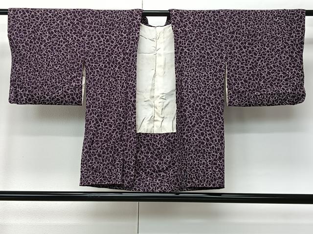 ■■■　サイズ　■■■ 身丈 74cm（肩から） 裄丈 61cm 袖丈 41.5cm　縫込み 3.5cm 袖幅 31.5cm 前幅 16.5cm 後幅 27cm 裄 お袖側 約3cm　身頃側 約3.5cm ■■■　商品詳細　■■■ 【正絹】 状態は接写画像のように右袖前に薄い汚れがございますが その他特に目立ったシミ汚れなどもなく大変良い状態です。 大変上質な逸品になります。 お安く出品致しますので、是非この機会にいかがでしょうか？ ■■■　注意事項　■■■ ■モニター発色の具合により色合いが異なる場合がございます。 ■寸法は多少の誤差が生じる場合がございますのでご了承ください。 ■縫込みの長さが左右非対称の場合は短い部分を記載しております。 左右非対称であってもご返品・お値引き等の保証は出来かねますので、ご了承の上ご購入をお願い致します。 ■シミ等のチェックには注意を払っておりますが、見落としがある場合もございますし、個人の見解も様々ですので神経質な方のご購入はお控えください。 ■箪笥に入っておりました着物や帯なので畳みシワや匂いがあるものもございます。 ■お休みは基本的に土日祝となりますが、その他臨時でお休みする場合がございますのでご了承ください。 ■商品の発送は平日のみの発送となります。 ■夜間と土曜、日曜日はお問い合わせの回答が遅れる場合がございます。 ■当店では、お直し、紋入れ、お手入れ等は承っておりません。 ■生地の状態（ヤケ、経年劣化等）によってはサイズ直しが出来ない場合がございます。 その点もどうかご了承のうえ、ご購入をお願いいたします。 ■弊社で取り扱う商品は一点ものにつき、時期や在庫状況に応じて金額が変更となる場合がございます。 ■検針は行っておりません。予めご了承いただきますようお願いいたします。 ■【洗える着物】と記載のある商品におきましては、商品お届け後に洗濯を行ってしまってからのご返品にはご対応しかねます。 念の為、専門店でのお手入れをお願いいたします。 ■写真に写っている物が全てになります。それ以外の付属品はございませんのでご了承ください。 ■状態に関する写真につきましては、掲載可能な写真枚数に限りがあるため、各箇所につき1枚参考画像を掲載しております。 ■着物のサイズ目安は下記を参考ください↓ ＜女性着物＞　お端折り次第で＋5cm　−1cmが着用可能サイズ 　例）身丈170cmの場合、身長160cm〜175cm ＜男性着物＞　身丈＋約25cm〜27cm程が適応身長 　例）身丈155cmの場合、身長180〜182cm