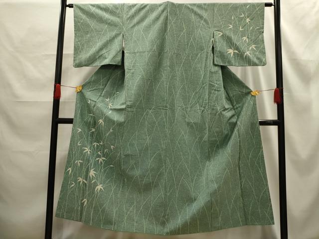■■■　サイズ　■■■ 身丈 147cm（肩から） 裄丈 62cm 袖丈 44cm　縫込み 3.5cm 袖幅 31.5cm 前幅 22cm 後幅 28.5cm 着物縫いこみ 内揚げ 9.5cm 裄 お袖側 約2.5cm　身頃側 約2cm ■■■　商品詳細　■■■ 【正絹】 状態は画像を添付しておりますので、そちらをご確認下さいますよう宜しくお願い致します。 大変上質な逸品になります。 お安く出品致しますので、是非この機会にいかがでしょうか？ ■■■　注意事項　■■■ ■モニター発色の具合により色合いが異なる場合がございます。 ■寸法は多少の誤差が生じる場合がございますのでご了承ください。 ■縫込みの長さが左右非対称の場合は短い部分を記載しております。 左右非対称であってもご返品・お値引き等の保証は出来かねますので、ご了承の上ご購入をお願い致します。 ■シミ等のチェックには注意を払っておりますが、見落としがある場合もございますし、個人の見解も様々ですので神経質な方のご購入はお控えください。 ■箪笥に入っておりました着物や帯なので畳みシワや匂いがあるものもございます。 ■お休みは基本的に土日祝となりますが、その他臨時でお休みする場合がございますのでご了承ください。 ■商品の発送は平日のみの発送となります。 ■夜間と土曜、日曜日はお問い合わせの回答が遅れる場合がございます。 ■当店では、お直し、紋入れ、お手入れ等は承っておりません。 ■生地の状態（ヤケ、経年劣化等）によってはサイズ直しが出来ない場合がございます。 その点もどうかご了承のうえ、ご購入をお願いいたします。 ■弊社で取り扱う商品は一点ものにつき、時期や在庫状況に応じて金額が変更となる場合がございます。 ■検針は行っておりません。予めご了承いただきますようお願いいたします。 ■【洗える着物】と記載のある商品におきましては、商品お届け後に洗濯を行ってしまってからのご返品にはご対応しかねます。 念の為、専門店でのお手入れをお願いいたします。 ■着物のサイズ目安は下記を参考ください↓ ＜女性着物＞　お端折り次第で＋5cm　−1cmが着用可能サイズ 　例）身丈170cmの場合、身長160cm〜175cm ＜男性着物＞　身丈＋約25cm〜27cm程が適応身長 　例）身丈155cmの場合、身長180〜182cm