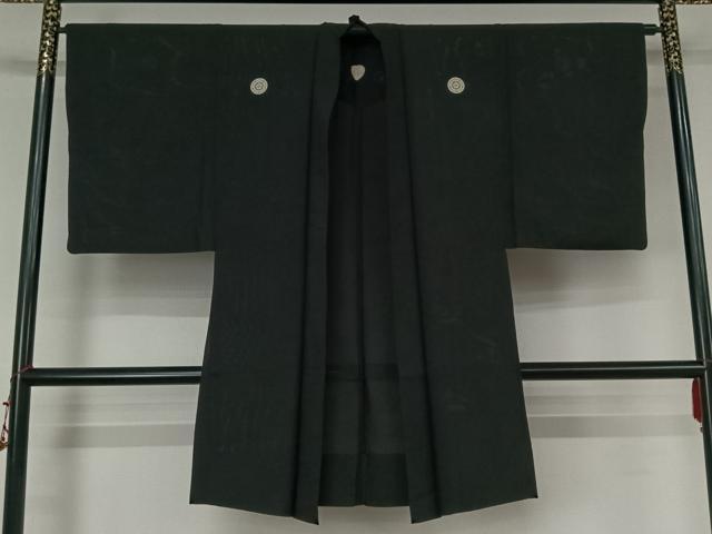 ■■■　サイズ　■■■ 身丈 102cm（肩から） 裄丈 65cm 袖丈 53cm　縫込み 2cm 袖幅 33cm 前幅 20cm 後幅 31cm 着物縫いこみ 内揚げ 0cm 裄 お袖側 約2cm　身頃側 約1cm ■■■　商品詳細　■■■ 【正絹・五つ紋】 状態は特に目立ったシミ汚れなどもなく大変良い状態です。 大変上質な逸品になります。 お安く出品致しますので、是非この機会にいかがでしょうか？ ■■■　注意事項　■■■ ■モニター発色の具合により色合いが異なる場合がございます。 ■寸法は多少の誤差が生じる場合がございますのでご了承ください。 ■縫込みの長さが左右非対称の場合は短い部分を記載しております。 左右非対称であってもご返品・お値引き等の保証は出来かねますので、ご了承の上ご購入をお願い致します。 ■シミ等のチェックには注意を払っておりますが、見落としがある場合もございますし、個人の見解も様々ですので神経質な方のご購入はお控えください。 ■箪笥に入っておりました着物や帯なので畳みシワや匂いがあるものもございます。 ■お休みは基本的に土日祝となりますが、その他臨時でお休みする場合がございますのでご了承ください。 ■商品の発送は平日のみの発送となります。 ■夜間と土曜、日曜日はお問い合わせの回答が遅れる場合がございます。 ■当店では、お直し、紋入れ、お手入れ等は承っておりません。 ■生地の状態（ヤケ、経年劣化等）によってはサイズ直しが出来ない場合がございます。 その点もどうかご了承のうえ、ご購入をお願いいたします。 ■弊社で取り扱う商品は一点ものにつき、時期や在庫状況に応じて金額が変更となる場合がございます。 ■検針は行っておりません。予めご了承いただきますようお願いいたします。 ■【洗える着物】と記載のある商品におきましては、商品お届け後に洗濯を行ってしまってからのご返品にはご対応しかねます。 念の為、専門店でのお手入れをお願いいたします。 ■写真に写っている物が全てになります。それ以外の付属品はございませんのでご了承ください。 ■状態に関する写真につきましては、掲載可能な写真枚数に限りがあるため、各箇所につき1枚参考画像を掲載しております。 ■着物のサイズ目安は下記を参考ください↓ ＜女性着物＞　お端折り次第で＋5cm　−1cmが着用可能サイズ 　例）身丈170cmの場合、身長160cm〜175cm ＜男性着物＞　身丈＋約25cm〜27cm程が適応身長 　例）身丈155cmの場合、身長180〜182cm