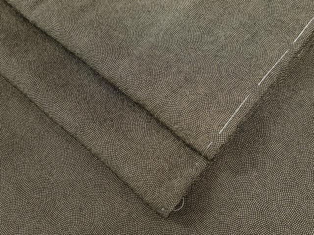 ■■■　サイズ　■■■ 身丈 156cm（肩から） 裄丈 65cm 袖丈 45cm　縫込み 6cm 袖幅 35cm 前幅 25cm 後幅 29cm 着物縫いこみ 内揚げ 9cm 裄 お袖側 約4cm　身頃側 約6cm ■■■　商品詳細　■■■ 【正絹・未使用】 状態は特に目立ったシミ汚れなどもなく大変良い状態です。 大変上質な逸品になります。 お安く出品致しますので、是非この機会にいかがでしょうか？ ■■■　注意事項　■■■ ■モニター発色の具合により色合いが異なる場合がございます。 ■寸法は多少の誤差が生じる場合がございますのでご了承ください。 ■縫込みの長さが左右非対称の場合は短い部分を記載しております。 左右非対称であってもご返品・お値引き等の保証は出来かねますので、ご了承の上ご購入をお願い致します。 ■シミ等のチェックには注意を払っておりますが、見落としがある場合もございますし、個人の見解も様々ですので神経質な方のご購入はお控えください。 ■箪笥に入っておりました着物や帯なので畳みシワや匂いがあるものもございます。 ■お休みは基本的に土日祝となりますが、その他臨時でお休みする場合がございますのでご了承ください。 ■商品の発送は平日のみの発送となります。 ■夜間と土曜、日曜日はお問い合わせの回答が遅れる場合がございます。 ■当店では、お直し、紋入れ、お手入れ等は承っておりません。 ■生地の状態（ヤケ、経年劣化等）によってはサイズ直しが出来ない場合がございます。 その点もどうかご了承のうえ、ご購入をお願いいたします。 ■弊社で取り扱う商品は一点ものにつき、時期や在庫状況に応じて金額が変更となる場合がございます。 ■検針は行っておりません。予めご了承いただきますようお願いいたします。 ■【洗える着物】と記載のある商品におきましては、商品お届け後に洗濯を行ってしまってからのご返品にはご対応しかねます。 念の為、専門店でのお手入れをお願いいたします。 ■着物のサイズ目安は下記を参考ください↓ ＜女性着物＞　お端折り次第で＋5?　−10?が着用可能サイズ 　例）身丈170?の場合、身長160?〜175? ＜男性着物＞　身丈＋約25?〜27?程が適応身長 　例）身丈155?の場合、身長180〜182?