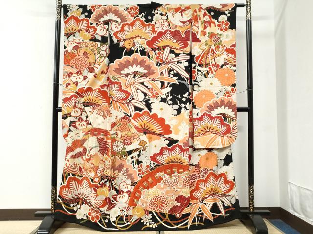 ■■■　サイズ　■■■ 身丈 165cm（肩から） 裄丈 64.5cm 袖丈 106cm　縫込み 6cm 袖幅 32.5cm 前幅 24cm 後幅 30cm 着物縫いこみ 内揚げ 0cm 裄 お袖側 約2cm　身頃側 約2cm ■■■　商品詳細　■■■ 【正絹・五つ紋】 状態は接写画像のように表地所々・衿山・衿裏・胴裏・袖裏に汚れがございます。 大変上質な逸品になります。 お安く出品致しますので、是非この機会にいかがでしょうか？ ※大正ロマンなレトロ品です。 和モダン・レトロ感をお楽しみください。 アンティークになりますので お品物の状態の感じ方には個人差がございます。 ご理解の上でのご入札をお願い致します。 ■■■　注意事項　■■■ ■モニター発色の具合により色合いが異なる場合がございます。 ■寸法は多少の誤差が生じる場合がございますのでご了承ください。 ■縫込みの長さが左右非対称の場合は短い部分を記載しております。 左右非対称であってもご返品・お値引き等の保証は出来かねますので、ご了承の上ご購入をお願い致します。 ■シミ等のチェックには注意を払っておりますが、見落としがある場合もございますし、個人の見解も様々ですので神経質な方のご購入はお控えください。 ■箪笥に入っておりました着物や帯なので畳みシワや匂いがあるものもございます。 ■お休みは基本的に土日祝となりますが、その他臨時でお休みする場合がございますのでご了承ください。 ■商品の発送は平日のみの発送となります。 ■夜間と土曜、日曜日はお問い合わせの回答が遅れる場合がございます。 ■当店では、お直し、紋入れ、お手入れ等は承っておりません。 ■生地の状態（ヤケ、経年劣化等）によってはサイズ直しが出来ない場合がございます。 その点もどうかご了承のうえ、ご購入をお願いいたします。 ■弊社で取り扱う商品は一点ものにつき、時期や在庫状況に応じて金額が変更となる場合がございます。 ■検針は行っておりません。予めご了承いただきますようお願いいたします。 ■【洗える着物】と記載のある商品におきましては、商品お届け後に洗濯を行ってしまってからのご返品にはご対応しかねます。 念の為、専門店でのお手入れをお願いいたします。 ■写真に写っている物が全てになります。それ以外の付属品はございませんのでご了承ください。 ■着物のサイズ目安は下記を参考ください↓ ＜女性着物＞　お端折り次第で＋5cm　－1cmが着用可能サイズ 　例）身丈170cmの場合、身長160cm～175cm ＜男性着物＞　身丈＋約25cm～27cm程が適応身長 　例）身丈155cmの場合、身長180～182cm