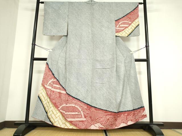■■■　サイズ　■■■ 身丈 155cm（肩から） 裄丈 63cm 袖丈 48.5cm　縫込み 4cm 袖幅 32cm 前幅 24cm 後幅 29.5cm 着物縫いこみ 内揚げ 7cm 裄 お袖側 約6cm　身頃側 約4cm ■■■　商品詳細　■■■ 【正絹】 状態は接写画像のように胴裏所々に薄い汚れがございますが その他表地は特に目立ったシミ汚れなどもなく大変良い状態です。 大変上質な逸品になります。 お安く出品致しますので、是非この機会にいかがでしょうか？ ■■■　注意事項　■■■ ■モニター発色の具合により色合いが異なる場合がございます。 ■寸法は多少の誤差が生じる場合がございますのでご了承ください。 ■縫込みの長さが左右非対称の場合は短い部分を記載しております。 左右非対称であってもご返品・お値引き等の保証は出来かねますので、ご了承の上ご購入をお願い致します。 ■シミ等のチェックには注意を払っておりますが、見落としがある場合もございますし、個人の見解も様々ですので神経質な方のご購入はお控えください。 ■箪笥に入っておりました着物や帯なので畳みシワや匂いがあるものもございます。 ■お休みは基本的に土日祝となりますが、その他臨時でお休みする場合がございますのでご了承ください。 ■商品の発送は平日のみの発送となります。 ■夜間と土曜、日曜日はお問い合わせの回答が遅れる場合がございます。 ■当店では、お直し、紋入れ、お手入れ等は承っておりません。 ■生地の状態（ヤケ、経年劣化等）によってはサイズ直しが出来ない場合がございます。 その点もどうかご了承のうえ、ご購入をお願いいたします。 ■弊社で取り扱う商品は一点ものにつき、時期や在庫状況に応じて金額が変更となる場合がございます。 ■検針は行っておりません。予めご了承いただきますようお願いいたします。 ■【洗える着物】と記載のある商品におきましては、商品お届け後に洗濯を行ってしまってからのご返品にはご対応しかねます。 念の為、専門店でのお手入れをお願いいたします。 ■着物のサイズ目安は下記を参考ください↓ ＜女性着物＞　お端折り次第で＋5cm　−1cmが着用可能サイズ 　例）身丈170cmの場合、身長160cm〜175cm ＜男性着物＞　身丈＋約25cm〜27cm程が適応身長 　例）身丈155cmの場合、身長180〜182cm