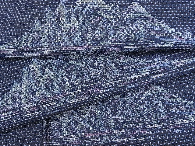 ■■■　サイズ　■■■ 身丈 162.5cm（肩から） 裄丈 65cm 袖丈 47cm　縫込み 2.5cm 袖幅 33cm 前幅 24cm 後幅 30cm 着物縫いこみ 内揚げ 2.5cm 裄 お袖側 約3.5cm　身頃側 約3cm ■■■　商品詳細　■■■ 【正絹】 状態は接写画像のように表地所々・衿裏・胴裏に薄い汚れがございます。 大変上質な逸品になりますので気になる方はお手入れをされてお召しになられてはいかがでしょうか。 お安く出品致しますので、是非この機会にいかがでしょうか？ ■■■　注意事項　■■■ ■モニター発色の具合により色合いが異なる場合がございます。 ■寸法は多少の誤差が生じる場合がございますのでご了承ください。 ■縫込みの長さが左右非対称の場合は短い部分を記載しております。 左右非対称であってもご返品・お値引き等の保証は出来かねますので、ご了承の上ご購入をお願い致します。 ■シミ等のチェックには注意を払っておりますが、見落としがある場合もございますし、個人の見解も様々ですので神経質な方のご購入はお控えください。 ■箪笥に入っておりました着物や帯なので畳みシワや匂いがあるものもございます。 ■お休みは基本的に土日祝となりますが、その他臨時でお休みする場合がございますのでご了承ください。 ■商品の発送は平日のみの発送となります。 ■夜間と土曜、日曜日はお問い合わせの回答が遅れる場合がございます。 ■当店では、お直し、紋入れ、お手入れ等は承っておりません。 ■生地の状態（ヤケ、経年劣化等）によってはサイズ直しが出来ない場合がございます。 その点もどうかご了承のうえ、ご購入をお願いいたします。 ■弊社で取り扱う商品は一点ものにつき、時期や在庫状況に応じて金額が変更となる場合がございます。 ■検針は行っておりません。予めご了承いただきますようお願いいたします。 ■【洗える着物】と記載のある商品におきましては、商品お届け後に洗濯を行ってしまってからのご返品にはご対応しかねます。 念の為、専門店でのお手入れをお願いいたします。 ■着物のサイズ目安は下記を参考ください↓ ＜女性着物＞　お端折り次第で＋5cm　−1cmが着用可能サイズ 　例）身丈170cmの場合、身長160cm〜175cm ＜男性着物＞　身丈＋約25cm〜27cm程が適応身長 　例）身丈155cmの場合、身長180〜182cm