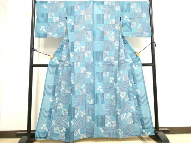 ■■■　サイズ　■■■ 身丈 159.5cm（肩から） 裄丈 68cm 袖丈 46cm　縫込み 2cm 袖幅 35cm 前幅 24cm 後幅 30cm 着物縫いこみ 内揚げ 0cm 裄 お袖側 約2cm　身頃側 約2cm ■■■　商品詳細　■■■ 【綿】 状態は特に目立ったシミ汚れなどもなく大変良い状態です。 大変上質な逸品になります。 お安く出品致しますので、是非この機会にいかがでしょうか？ ■■■　注意事項　■■■ ■モニター発色の具合により色合いが異なる場合がございます。 ■寸法は多少の誤差が生じる場合がございますのでご了承ください。 ■シミ等のチェックには注意を払っておりますが、見落としがある場合もございますし、個人の見解も様々ですので神経質な方のご購入はお控えください。 ■箪笥に入っておりました着物や帯なので畳みシワや匂いがあるものもございます。 ■お休みは基本的に土日祝となりますが、その他臨時でお休みする場合がございますのでご了承ください。 ■商品の発送は平日のみの発送となります。 ■夜間と土曜、日曜日はお問い合わせの回答が遅れる場合がございます。 ■当店では、お直し、紋入れ、お手入れ等は承っておりません。 ■生地の状態（ヤケ、経年劣化等）によってはサイズ直しが出来ない場合がございます。 その点もどうかご了承のうえ、ご購入をお願いいたします。 ■着物のサイズ目安は下記を参考ください↓ ＜女性着物＞　身長-10cm+5cmが着用可能サイズ(お端折り次第) 　例）身長160cmの方→着物身丈150cm〜165cm ＜男性着物＞　身長-27cm ±5cmが着用可能サイズ 　例）身長170cmの方→着物身丈138cm〜148cm