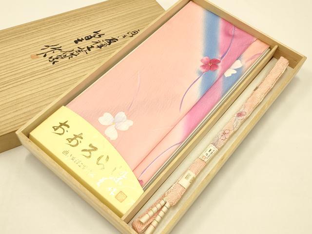 ■■■　商品詳細　■■■ 【未使用】 状態は特に目立ったシミ汚れなどもなく大変良い状態です。 大変上質な逸品になります。 お安く出品致しますので、是非この機会にいかがでしょうか？ ■■■　注意事項　■■■ ■モニター発色の具合により色合いが異なる場合がございます。 ■寸法は多少の誤差が生じる場合がございますのでご了承ください。 ■縫込みの長さが左右非対称の場合は短い部分を記載しております。 左右非対称であってもご返品・お値引き等の保証は出来かねますので、ご了承の上ご購入をお願い致します。 ■シミ等のチェックには注意を払っておりますが、見落としがある場合もございますし、個人の見解も様々ですので神経質な方のご購入はお控えください。 ■箪笥に入っておりました着物や帯なので畳みシワや匂いがあるものもございます。 ■お休みは基本的に土日祝となりますが、その他臨時でお休みする場合がございますのでご了承ください。 ■商品の発送は平日のみの発送となります。 ■夜間と土曜、日曜日はお問い合わせの回答が遅れる場合がございます。 ■当店では、お直し、紋入れ、お手入れ等は承っておりません。 ■生地の状態（ヤケ、経年劣化等）によってはサイズ直しが出来ない場合がございます。 その点もどうかご了承のうえ、ご購入をお願いいたします。 ■弊社で取り扱う商品は一点ものにつき、時期や在庫状況に応じて金額が変更となる場合がございます。 ■検針は行っておりません。予めご了承いただきますようお願いいたします。 ■【洗える着物】と記載のある商品におきましては、商品お届け後に洗濯を行ってしまってからのご返品にはご対応しかねます。 念の為、専門店でのお手入れをお願いいたします。 ■着物のサイズ目安は下記を参考ください↓ ＜女性着物＞　お端折り次第で＋5?　−10?が着用可能サイズ 　例）身丈170?の場合、身長160?〜175? ＜男性着物＞　身丈＋約25?〜27?程が適応身長 　例）身丈155?の場合、身長180〜182?