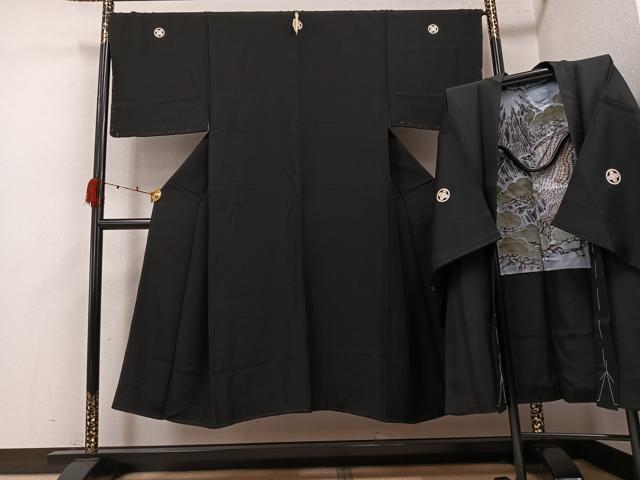 ■■■　サイズ　■■■ 身丈 141cm（肩から） 裄丈 68cm 袖丈 46.5cm　縫込み 2.5cm 袖幅 35cm 前幅 25cm 後幅 31.5cm 着物縫いこみ 内揚げ 3cm 裄 お袖側 約0cm　身頃側 約0cm 【羽織】 身丈 89cm（肩から） 裄丈 69cm 袖丈 47cm　縫込み 3.5cm 袖幅 35cm 前幅 18.5cm 後幅 30.5cm 着物縫いこみ 内揚げ 0cm 裄 お袖側 約0cm　身頃側 約0cm ■■■　商品詳細　■■■ 【正絹・五つ紋】 着物の状態は接写画像のように衿山に薄い汚れがございますが その他特に目立ったシミ汚れなどもなく大変良い状態です。 大変上質な逸品になります。 お安く出品致しますので、是非この機会にいかがでしょうか？ ■■■　注意事項　■■■ ■モニター発色の具合により色合いが異なる場合がございます。 ■寸法は多少の誤差が生じる場合がございますのでご了承ください。 ■縫込みの長さが左右非対称の場合は短い部分を記載しております。 左右非対称であってもご返品・お値引き等の保証は出来かねますので、ご了承の上ご購入をお願い致します。 ■シミ等のチェックには注意を払っておりますが、見落としがある場合もございますし、個人の見解も様々ですので神経質な方のご購入はお控えください。 ■箪笥に入っておりました着物や帯なので畳みシワや匂いがあるものもございます。 ■お休みは基本的に土日祝となりますが、その他臨時でお休みする場合がございますのでご了承ください。 ■商品の発送は平日のみの発送となります。 ■夜間と土曜、日曜日はお問い合わせの回答が遅れる場合がございます。 ■当店では、お直し、紋入れ、お手入れ等は承っておりません。 ■生地の状態（ヤケ、経年劣化等）によってはサイズ直しが出来ない場合がございます。 その点もどうかご了承のうえ、ご購入をお願いいたします。 ■弊社で取り扱う商品は一点ものにつき、時期や在庫状況に応じて金額が変更となる場合がございます。 ■検針は行っておりません。予めご了承いただきますようお願いいたします。 ■【洗える着物】と記載のある商品におきましては、商品お届け後に洗濯を行ってしまってからのご返品にはご対応しかねます。 念の為、専門店でのお手入れをお願いいたします。 ■写真に写っている物が全てになります。それ以外の付属品はございませんのでご了承ください。 ■状態に関する写真につきましては、掲載可能な写真枚数に限りがあるため、各箇所につき1枚参考画像を掲載しております。 ■着物のサイズ目安は下記を参考ください↓ ＜女性着物＞　お端折り次第で＋5cm　−1cmが着用可能サイズ 　例）身丈170cmの場合、身長160cm〜175cm ＜男性着物＞　身丈＋約25cm〜27cm程が適応身長 　例）身丈155cmの場合、身長180〜182cm
