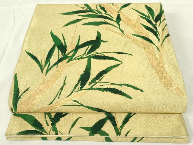 ■■■　サイズ　■■■ 長さ 414cm 幅 31cm程 ■■■　商品詳細　■■■ 【正絹・芯なし】 詳細に関しましては、画像をご確認ください。 大変上質な逸品になります。 お安く出品致しますので、是非この機会にいかがでしょうか？ ※汚れ等に関しましては、着用時には見えない部分になるかと思いますのであまり気にならずお召になれるかと思います。 ■■■　注意事項　■■■ ■モニター発色の具合により色合いが異なる場合がございます。 ■寸法は多少の誤差が生じる場合がございますのでご了承ください。 ■縫込みの長さが左右非対称の場合は短い部分を記載しております。 左右非対称であってもご返品・お値引き等の保証は出来かねますので、ご了承の上ご購入をお願い致します。 ■シミ等のチェックには注意を払っておりますが、見落としがある場合もございますし、個人の見解も様々ですので神経質な方のご購入はお控えください。 ■箪笥に入っておりました着物や帯なので畳みシワや匂いがあるものもございます。 ■お休みは基本的に土日祝となりますが、その他臨時でお休みする場合がございますのでご了承ください。 ■商品の発送は平日のみの発送となります。 ■夜間と土曜、日曜日はお問い合わせの回答が遅れる場合がございます。 ■当店では、お直し、紋入れ、お手入れ等は承っておりません。 ■生地の状態（ヤケ、経年劣化等）によってはサイズ直しが出来ない場合がございます。 その点もどうかご了承のうえ、ご購入をお願いいたします。 ■弊社で取り扱う商品は一点ものにつき、時期や在庫状況に応じて金額が変更となる場合がございます。 ■検針は行っておりません。予めご了承いただきますようお願いいたします。 ■【洗える着物】と記載のある商品におきましては、商品お届け後に洗濯を行ってしまってからのご返品にはご対応しかねます。 念の為、専門店でのお手入れをお願いいたします。 ■着物のサイズ目安は下記を参考ください↓ ＜女性着物＞　お端折り次第で＋5cm　−1cmが着用可能サイズ 　例）身丈170cmの場合、身長160cm〜175cm ＜男性着物＞　身丈＋約25cm〜27cm程が適応身長 　例）身丈155cmの場合、身長180〜182cm