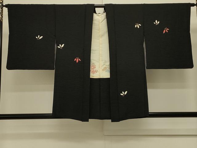 ■■■　サイズ　■■■ 身丈 79cm（肩から） 裄丈 64.5cm 袖丈 46.5cm　縫込み 2cm 袖幅 32.5cm 前幅 17.5cm 後幅 30.5cm 裄 お袖側 約0cm　身頃側 約0cm ■■■　商品詳細　■■■ 【正絹】 状態は接写画像のように上前・羽裏に薄い汚れがございますが その他特に目立ったシミ汚れなどもなく大変良い状態です。 大変上質な逸品になります。 お安く出品致しますので、是非この機会にいかがでしょうか？ ■■■　注意事項　■■■ ■モニター発色の具合により色合いが異なる場合がございます。 ■寸法は多少の誤差が生じる場合がございますのでご了承ください。 ■縫込みの長さが左右非対称の場合は短い部分を記載しております。 左右非対称であってもご返品・お値引き等の保証は出来かねますので、ご了承の上ご購入をお願い致します。 ■シミ等のチェックには注意を払っておりますが、見落としがある場合もございますし、個人の見解も様々ですので神経質な方のご購入はお控えください。 ■箪笥に入っておりました着物や帯なので畳みシワや匂いがあるものもございます。 ■お休みは基本的に土日祝となりますが、その他臨時でお休みする場合がございますのでご了承ください。 ■商品の発送は平日のみの発送となります。 ■夜間と土曜、日曜日はお問い合わせの回答が遅れる場合がございます。 ■当店では、お直し、紋入れ、お手入れ等は承っておりません。 ■生地の状態（ヤケ、経年劣化等）によってはサイズ直しが出来ない場合がございます。 その点もどうかご了承のうえ、ご購入をお願いいたします。 ■弊社で取り扱う商品は一点ものにつき、時期や在庫状況に応じて金額が変更となる場合がございます。 ■検針は行っておりません。予めご了承いただきますようお願いいたします。 ■【洗える着物】と記載のある商品におきましては、商品お届け後に洗濯を行ってしまってからのご返品にはご対応しかねます。 念の為、専門店でのお手入れをお願いいたします。 ■写真に写っている物が全てになります。それ以外の付属品はございませんのでご了承ください。 ■状態に関する写真につきましては、掲載可能な写真枚数に限りがあるため、各箇所につき1枚参考画像を掲載しております。 ■着物のサイズ目安は下記を参考ください↓ ＜女性着物＞　お端折り次第で＋5cm　−1cmが着用可能サイズ 　例）身丈170cmの場合、身長160cm〜175cm ＜男性着物＞　身丈＋約25cm〜27cm程が適応身長 　例）身丈155cmの場合、身長180〜182cm