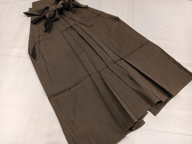■■■　サイズ　■■■ 紐下丈　約82.5cm ■■■　商品詳細　■■■ 【正絹】 状態は特に目立ったシミ汚れなどもなく大変良い状態です。 大変上質な逸品になります。 お安く出品致しますので、是非この機会にいかがでしょうか？ ※若干保管臭がございます。 ■■■　注意事項　■■■ ■モニター発色の具合により色合いが異なる場合がございます。 ■寸法は多少の誤差が生じる場合がございますのでご了承ください。 ■縫込みの長さが左右非対称の場合は短い部分を記載しております。 左右非対称であってもご返品・お値引き等の保証は出来かねますので、ご了承の上ご購入をお願い致します。 ■シミ等のチェックには注意を払っておりますが、見落としがある場合もございますし、個人の見解も様々ですので神経質な方のご購入はお控えください。 ■箪笥に入っておりました着物や帯なので畳みシワや匂いがあるものもございます。 ■お休みは基本的に土日祝となりますが、その他臨時でお休みする場合がございますのでご了承ください。 ■商品の発送は平日のみの発送となります。 ■夜間と土曜、日曜日はお問い合わせの回答が遅れる場合がございます。 ■当店では、お直し、紋入れ、お手入れ等は承っておりません。 ■生地の状態（ヤケ、経年劣化等）によってはサイズ直しが出来ない場合がございます。 その点もどうかご了承のうえ、ご購入をお願いいたします。 ■弊社で取り扱う商品は一点ものにつき、時期や在庫状況に応じて金額が変更となる場合がございます。 ■検針は行っておりません。予めご了承いただきますようお願いいたします。 ■【洗える着物】と記載のある商品におきましては、商品お届け後に洗濯を行ってしまってからのご返品にはご対応しかねます。 念の為、専門店でのお手入れをお願いいたします。 ■写真に写っている物が全てになります。それ以外の付属品はございませんのでご了承ください。 ■状態に関する写真につきましては、掲載可能な写真枚数に限りがあるため、各箇所につき1枚参考画像を掲載しております。 ■着物のサイズ目安は下記を参考ください↓ ＜女性着物＞　お端折り次第で＋5cm　−1cmが着用可能サイズ 　例）身丈170cmの場合、身長160cm〜175cm ＜男性着物＞　身丈＋約25cm〜27cm程が適応身長 　例）身丈155cmの場合、身長180〜182cm
