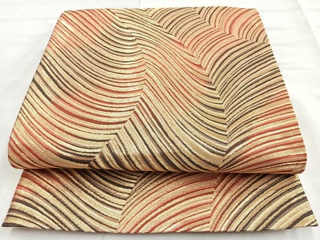 ■■■　サイズ　■■■ 長さ 428cm 幅 31cm程 ■■■　商品詳細　■■■ 【正絹・芯なし】 詳細に関しましては、画像をご確認ください。 大変上質な逸品になります。 お安く出品致しますので、是非この機会にいかがでしょうか？ ■■■　注意事項　■■■ ■モニター発色の具合により色合いが異なる場合がございます。 ■寸法は多少の誤差が生じる場合がございますのでご了承ください。 ■縫込みの長さが左右非対称の場合は短い部分を記載しております。 左右非対称であってもご返品・お値引き等の保証は出来かねますので、ご了承の上ご購入をお願い致します。 ■シミ等のチェックには注意を払っておりますが、見落としがある場合もございますし、個人の見解も様々ですので神経質な方のご購入はお控えください。 ■箪笥に入っておりました着物や帯なので畳みシワや匂いがあるものもございます。 ■お休みは基本的に土日祝となりますが、その他臨時でお休みする場合がございますのでご了承ください。 ■商品の発送は平日のみの発送となります。 ■夜間と土曜、日曜日はお問い合わせの回答が遅れる場合がございます。 ■当店では、お直し、紋入れ、お手入れ等は承っておりません。 ■生地の状態（ヤケ、経年劣化等）によってはサイズ直しが出来ない場合がございます。 その点もどうかご了承のうえ、ご購入をお願いいたします。 ■弊社で取り扱う商品は一点ものにつき、時期や在庫状況に応じて金額が変更となる場合がございます。 ■検針は行っておりません。予めご了承いただきますようお願いいたします。 ■【洗える着物】と記載のある商品におきましては、商品お届け後に洗濯を行ってしまってからのご返品にはご対応しかねます。 念の為、専門店でのお手入れをお願いいたします。 ■着物のサイズ目安は下記を参考ください↓ ＜女性着物＞　お端折り次第で＋5cm　−1cmが着用可能サイズ 　例）身丈170cmの場合、身長160cm〜175cm ＜男性着物＞　身丈＋約25cm〜27cm程が適応身長 　例）身丈155cmの場合、身長180〜182cm
