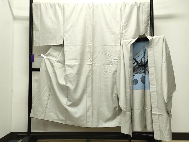 ■■■　サイズ　■■■ 【着物】 身丈 144.5cm（肩から） 裄丈 72.5cm 袖丈 50.5cm　縫込み 3.5cm 袖幅 36.5cm 前幅 25cm 後幅 30.5cm 着物縫いこみ 内揚げ 5.5cm 裄 お袖側 約1.5cm　身頃側 約1.5cm 【羽織】 身丈 94cm（肩から） 裄丈 73.5cm 袖丈 50.5cm　縫込み 4cm 袖幅 37cm 前幅 20cm 後幅 31.5cm 裄 お袖側 約1.5cm　身頃側 約2.5cm ■■■　商品詳細　■■■ 【正絹】 状態は特に目立ったシミ汚れなどもなく大変良い状態です。 大変上質な逸品になります。 お安く出品致しますので、是非この機会にいかがでしょうか？ ■■■　注意事項　■■■ ■モニター発色の具合により色合いが異なる場合がございます。 ■寸法は多少の誤差が生じる場合がございますのでご了承ください。 ■縫込みの長さが左右非対称の場合は短い部分を記載しております。 左右非対称であってもご返品・お値引き等の保証は出来かねますので、ご了承の上ご購入をお願い致します。 ■シミ等のチェックには注意を払っておりますが、見落としがある場合もございますし、個人の見解も様々ですので神経質な方のご購入はお控えください。 ■箪笥に入っておりました着物や帯なので畳みシワや匂いがあるものもございます。 ■お休みは基本的に土日祝となりますが、その他臨時でお休みする場合がございますのでご了承ください。 ■商品の発送は平日のみの発送となります。 ■夜間と土曜、日曜日はお問い合わせの回答が遅れる場合がございます。 ■当店では、お直し、紋入れ、お手入れ等は承っておりません。 ■生地の状態（ヤケ、経年劣化等）によってはサイズ直しが出来ない場合がございます。 その点もどうかご了承のうえ、ご購入をお願いいたします。 ■弊社で取り扱う商品は一点ものにつき、時期や在庫状況に応じて金額が変更となる場合がございます。 ■検針は行っておりません。予めご了承いただきますようお願いいたします。 ■【洗える着物】と記載のある商品におきましては、商品お届け後に洗濯を行ってしまってからのご返品にはご対応しかねます。 念の為、専門店でのお手入れをお願いいたします。 ■着物のサイズ目安は下記を参考ください↓ ＜女性着物＞　お端折り次第で＋5cm　−1cmが着用可能サイズ 　例）身丈170cmの場合、身長160cm〜175cm ＜男性着物＞　身丈＋約25cm〜27cm程が適応身長 　例）身丈155cmの場合、身長180〜182cm