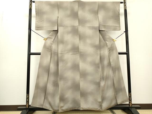 ■■■　サイズ　■■■ 身丈 156cm（肩から） 裄丈 62cm 袖丈 44cm　縫込み 3cm 袖幅 32cm 前幅 24cm 後幅 29.5cm 着物縫いこみ 内揚げ 0cm 裄 お袖側 約1cm　身頃側 約1cm ■■■　商品詳細　■■■ 【正絹】 状態は接写画像のように表地所々・八掛・胴裏・衿裏に薄い汚れがございます。 大変上質な逸品になります。 お安く出品致しますので、是非この機会にいかがでしょうか？ ■■■　注意事項　■■■ ■モニター発色の具合により色合いが異なる場合がございます。 ■寸法は多少の誤差が生じる場合がございますのでご了承ください。 ■縫込みの長さが左右非対称の場合は短い部分を記載しております。 左右非対称であってもご返品・お値引き等の保証は出来かねますので、ご了承の上ご購入をお願い致します。 ■シミ等のチェックには注意を払っておりますが、見落としがある場合もございますし、個人の見解も様々ですので神経質な方のご購入はお控えください。 ■箪笥に入っておりました着物や帯なので畳みシワや匂いがあるものもございます。 ■お休みは基本的に土日祝となりますが、その他臨時でお休みする場合がございますのでご了承ください。 ■商品の発送は平日のみの発送となります。 ■夜間と土曜、日曜日はお問い合わせの回答が遅れる場合がございます。 ■当店では、お直し、紋入れ、お手入れ等は承っておりません。 ■生地の状態（ヤケ、経年劣化等）によってはサイズ直しが出来ない場合がございます。 その点もどうかご了承のうえ、ご購入をお願いいたします。 ■弊社で取り扱う商品は一点ものにつき、時期や在庫状況に応じて金額が変更となる場合がございます。 ■検針は行っておりません。予めご了承いただきますようお願いいたします。 ■【洗える着物】と記載のある商品におきましては、商品お届け後に洗濯を行ってしまってからのご返品にはご対応しかねます。 念の為、専門店でのお手入れをお願いいたします。 ■着物のサイズ目安は下記を参考ください↓ ＜女性着物＞　お端折り次第で＋5?　−10?が着用可能サイズ 　例）身丈170?の場合、身長160?〜175? ＜男性着物＞　身丈＋約25?〜27?程が適応身長 　例）身丈155?の場合、身長180〜182?