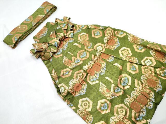 ■■■　サイズ　■■■ 【袴】 紐下　約　54cm 【帯】 長さ 232cm　幅 7cm程 ■■■　商品詳細　■■■ 袴【交織】の 状態は接写画像のようにヘラ紐に薄い汚れがございますが その他表地は特に目立ったシミ汚れなどもなく大変良い状態です。 気にならない方であればそのままお召しになれるかと思います。 帯【交織】 状態は特に目立ったシミ汚れなどもなく大変良い状態です。 お安く出品致しますので、是非この機会にいかがでしょうか？ ■■■　注意事項　■■■ ■モニター発色の具合により色合いが異なる場合がございます。 ■寸法は多少の誤差が生じる場合がございますのでご了承ください。 ■縫込みの長さが左右非対称の場合は短い部分を記載しております。 左右非対称であってもご返品・お値引き等の保証は出来かねますので、ご了承の上ご購入をお願い致します。 ■シミ等のチェックには注意を払っておりますが、見落としがある場合もございますし、個人の見解も様々ですので神経質な方のご購入はお控えください。 ■箪笥に入っておりました着物や帯なので畳みシワや匂いがあるものもございます。 ■お休みは基本的に土日祝となりますが、その他臨時でお休みする場合がございますのでご了承ください。 ■商品の発送は平日のみの発送となります。 ■夜間と土曜、日曜日はお問い合わせの回答が遅れる場合がございます。 ■当店では、お直し、紋入れ、お手入れ等は承っておりません。 ■生地の状態（ヤケ、経年劣化等）によってはサイズ直しが出来ない場合がございます。 その点もどうかご了承のうえ、ご購入をお願いいたします。 ■弊社で取り扱う商品は一点ものにつき、時期や在庫状況に応じて金額が変更となる場合がございます。 ■検針は行っておりません。予めご了承いただきますようお願いいたします。 ■【洗える着物】と記載のある商品におきましては、商品お届け後に洗濯を行ってしまってからのご返品にはご対応しかねます。 念の為、専門店でのお手入れをお願いいたします。 ■写真に写っている物が全てになります。それ以外の付属品はございませんのでご了承ください。 ■状態に関する写真につきましては、掲載可能な写真枚数に限りがあるため、各箇所につき1枚参考画像を掲載しております。 ■着物のサイズ目安は下記を参考ください↓ ＜女性着物＞　お端折り次第で＋5cm　−1cmが着用可能サイズ 　例）身丈170cmの場合、身長160cm〜175cm ＜男性着物＞　身丈＋約25cm〜27cm程が適応身長 　例）身丈155cmの場合、身長180〜182cm