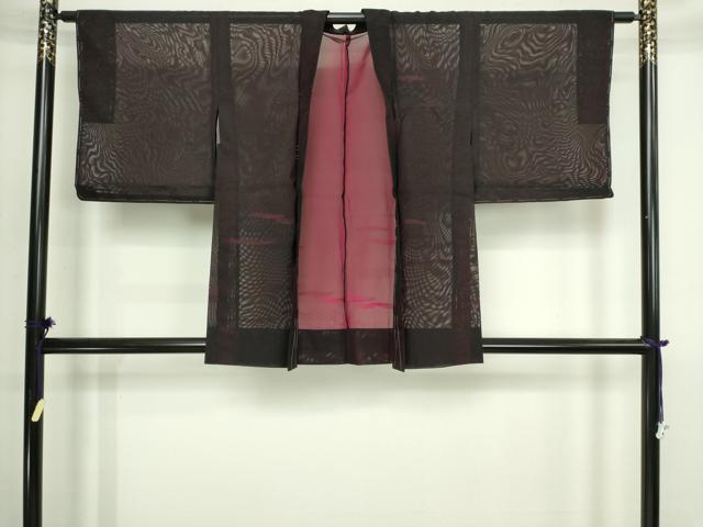 ■■■　サイズ　■■■ 身丈 82cm（肩から） 裄丈 63cm 袖丈 46cm　縫込み 2.5cm 袖幅 32cm 前幅 17cm 後幅 31cm 裄 お袖側 約1cm　身頃側 約2cm ■■■　商品詳細　■■■ 【正絹】 状態は特に目立ったシミ汚れなどもなく大変良い状態です。 大変上質な逸品になります。 お安く出品致しますので、是非この機会にいかがでしょうか？ ■■■　注意事項　■■■ ■モニター発色の具合により色合いが異なる場合がございます。 ■寸法は多少の誤差が生じる場合がございますのでご了承ください。 ■縫込みの長さが左右非対称の場合は短い部分を記載しております。 左右非対称であってもご返品・お値引き等の保証は出来かねますので、ご了承の上ご購入をお願い致します。 ■シミ等のチェックには注意を払っておりますが、見落としがある場合もございますし、個人の見解も様々ですので神経質な方のご購入はお控えください。 ■箪笥に入っておりました着物や帯なので畳みシワや匂いがあるものもございます。 ■お休みは基本的に土日祝となりますが、その他臨時でお休みする場合がございますのでご了承ください。 ■商品の発送は平日のみの発送となります。 ■夜間と土曜、日曜日はお問い合わせの回答が遅れる場合がございます。 ■当店では、お直し、紋入れ、お手入れ等は承っておりません。 ■生地の状態（ヤケ、経年劣化等）によってはサイズ直しが出来ない場合がございます。 その点もどうかご了承のうえ、ご購入をお願いいたします。 ■弊社で取り扱う商品は一点ものにつき、時期や在庫状況に応じて金額が変更となる場合がございます。 ■検針は行っておりません。予めご了承いただきますようお願いいたします。 ■【洗える着物】と記載のある商品におきましては、商品お届け後に洗濯を行ってしまってからのご返品にはご対応しかねます。 念の為、専門店でのお手入れをお願いいたします。 ■写真に写っている物が全てになります。それ以外の付属品はございませんのでご了承ください。 ■状態に関する写真につきましては、掲載可能な写真枚数に限りがあるため、各箇所につき1枚参考画像を掲載しております。 ■着物のサイズ目安は下記を参考ください↓ ＜女性着物＞　お端折り次第で＋5cm　−1cmが着用可能サイズ 　例）身丈170cmの場合、身長160cm〜175cm ＜男性着物＞　身丈＋約25cm〜27cm程が適応身長 　例）身丈155cmの場合、身長180〜182cm