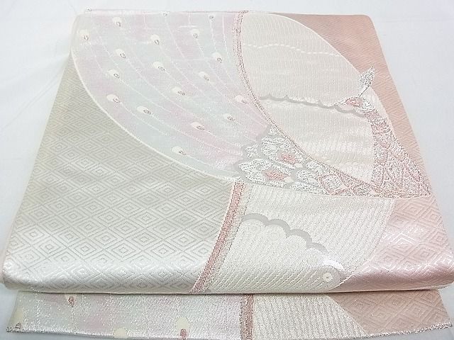■■■　サイズ　■■■ 長さ 420cm 幅 31cm程 ■■■　商品詳細　■■■ 【正絹・芯なし】 状態は接写画像のように 表地所々に汚れがございます。 大変上質な逸品になりますので是非お手入れをされてお召になられてはいかがでしょうか お安く出品致しますので、是非この機会にいかがでしょうか？ ■■■　注意事項　■■■ ■モニター発色の具合により色合いが異なる場合がございます。 ■寸法は多少の誤差が生じる場合がございますのでご了承ください。 ■縫込みの長さが左右非対称の場合は短い部分を記載しております。 左右非対称であってもご返品・お値引き等の保証は出来かねますので、ご了承の上ご購入をお願い致します。 ■シミ等のチェックには注意を払っておりますが、見落としがある場合もございますし、個人の見解も様々ですので神経質な方のご購入はお控えください。 ■箪笥に入っておりました着物や帯なので畳みシワや匂いがあるものもございます。 ■お休みは基本的に土日祝となりますが、その他臨時でお休みする場合がございますのでご了承ください。 ■商品の発送は平日のみの発送となります。 ■夜間と土曜、日曜日はお問い合わせの回答が遅れる場合がございます。 ■当店では、お直し、紋入れ、お手入れ等は承っておりません。 ■生地の状態（ヤケ、経年劣化等）によってはサイズ直しが出来ない場合がございます。 その点もどうかご了承のうえ、ご購入をお願いいたします。 ■弊社で取り扱う商品は一点ものにつき、時期や在庫状況に応じて金額が変更となる場合がございます。 ■検針は行っておりません。予めご了承いただきますようお願いいたします。 ■【洗える着物】と記載のある商品におきましては、商品お届け後に洗濯を行ってしまってからのご返品にはご対応しかねます。 念の為、専門店でのお手入れをお願いいたします。 ■着物のサイズ目安は下記を参考ください↓ ＜女性着物＞　お端折り次第で＋5cm　−1cmが着用可能サイズ 　例）身丈170cmの場合、身長160cm〜175cm ＜男性着物＞　身丈＋約25cm〜27cm程が適応身長 　例）身丈155cmの場合、身長180〜182cm