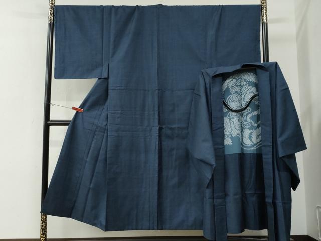 ■■■　サイズ　■■■ 【着物】 身丈 144cm（肩から） 裄丈 70cm 袖丈 50cm　縫込み 4cm 袖幅 35.5cm 前幅 28.5cm 後幅 32cm 着物縫いこみ 内揚げ 11.5cm 裄 お袖側 約2cm　身頃側 約2cm 【羽織】 身丈 94cm（肩から） 裄丈 69.5cm 袖丈 51cm　縫込み 0cm 袖幅 36cm 前幅 21.5cm 後幅 32cm 裄 お袖側 約1cm　身頃側 約1cm ■■■　商品詳細　■■■ 【正絹・未使用】 状態は特に目立ったシミ汚れなどもなく大変良い状態です。 大変上質な逸品になります。 お安く出品致しますので、是非この機会にいかがでしょうか？ ■■■　注意事項　■■■ ■モニター発色の具合により色合いが異なる場合がございます。 ■寸法は多少の誤差が生じる場合がございますのでご了承ください。 ■縫込みの長さが左右非対称の場合は短い部分を記載しております。 左右非対称であってもご返品・お値引き等の保証は出来かねますので、ご了承の上ご購入をお願い致します。 ■シミ等のチェックには注意を払っておりますが、見落としがある場合もございますし、個人の見解も様々ですので神経質な方のご購入はお控えください。 ■箪笥に入っておりました着物や帯なので畳みシワや匂いがあるものもございます。 ■お休みは基本的に土日祝となりますが、その他臨時でお休みする場合がございますのでご了承ください。 ■商品の発送は平日のみの発送となります。 ■夜間と土曜、日曜日はお問い合わせの回答が遅れる場合がございます。 ■当店では、お直し、紋入れ、お手入れ等は承っておりません。 ■生地の状態（ヤケ、経年劣化等）によってはサイズ直しが出来ない場合がございます。 その点もどうかご了承のうえ、ご購入をお願いいたします。 ■弊社で取り扱う商品は一点ものにつき、時期や在庫状況に応じて金額が変更となる場合がございます。 ■検針は行っておりません。予めご了承いただきますようお願いいたします。 ■【洗える着物】と記載のある商品におきましては、商品お届け後に洗濯を行ってしまってからのご返品にはご対応しかねます。 念の為、専門店でのお手入れをお願いいたします。 ■着物のサイズ目安は下記を参考ください↓ ＜女性着物＞　お端折り次第で＋5cm　−1cmが着用可能サイズ 　例）身丈170cmの場合、身長160cm〜175cm ＜男性着物＞　身丈＋約25cm〜27cm程が適応身長 　例）身丈155cmの場合、身長180〜182cm
