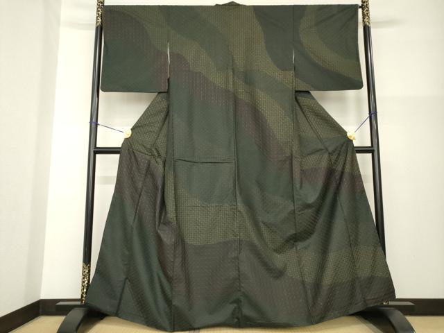■■■　サイズ　■■■ 身丈 160cm（肩から） 裄丈 67cm 袖丈 49cm　縫込み 6.5cm 袖幅 34cm 前幅 28cm 後幅 32cm 着物縫いこみ 内揚げ 4cm 裄 お袖側 約2cm　身頃側 約2cm ■■■　商品詳細　■■■ 【正絹】 状態は接写画像のように袖付に汚れ、上前おくみ・上前・衿山に薄い汚れがございますが その他特に目立ったシミ汚れなどもなく大変良い状態です。 大変上質な逸品になります。 お安く出品致しますので、是非この機会にいかがでしょうか？ ■■■　注意事項　■■■ ■モニター発色の具合により色合いが異なる場合がございます。 ■寸法は多少の誤差が生じる場合がございますのでご了承ください。 ■縫込みの長さが左右非対称の場合は短い部分を記載しております。 左右非対称であってもご返品・お値引き等の保証は出来かねますので、ご了承の上ご購入をお願い致します。 ■シミ等のチェックには注意を払っておりますが、見落としがある場合もございますし、個人の見解も様々ですので神経質な方のご購入はお控えください。 ■箪笥に入っておりました着物や帯なので畳みシワや匂いがあるものもございます。 ■お休みは基本的に土日祝となりますが、その他臨時でお休みする場合がございますのでご了承ください。 ■商品の発送は平日のみの発送となります。 ■夜間と土曜、日曜日はお問い合わせの回答が遅れる場合がございます。 ■当店では、お直し、紋入れ、お手入れ等は承っておりません。 ■生地の状態（ヤケ、経年劣化等）によってはサイズ直しが出来ない場合がございます。 その点もどうかご了承のうえ、ご購入をお願いいたします。 ■弊社で取り扱う商品は一点ものにつき、時期や在庫状況に応じて金額が変更となる場合がございます。 ■検針は行っておりません。予めご了承いただきますようお願いいたします。 ■【洗える着物】と記載のある商品におきましては、商品お届け後に洗濯を行ってしまってからのご返品にはご対応しかねます。 念の為、専門店でのお手入れをお願いいたします。 ■着物のサイズ目安は下記を参考ください↓ ＜女性着物＞　お端折り次第で＋5cm　−1cmが着用可能サイズ 　例）身丈170cmの場合、身長160cm〜175cm ＜男性着物＞　身丈＋約25cm〜27cm程が適応身長 　例）身丈155cmの場合、身長180〜182cm