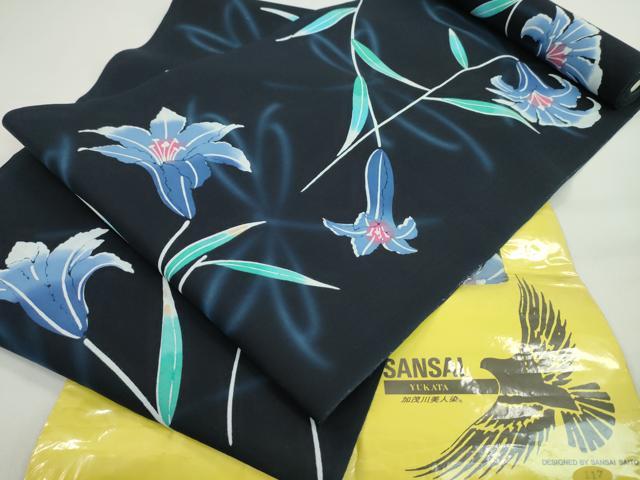 ■■■　サイズ　■■■ 長さ　　着尺分あり 幅　　　約38cm ■■■　商品詳細　■■■ 【綿・未使用】 状態は参考画像のように、 所々に薄いシミ・薄い汚れがございますが、 その他特に目立ったシミ汚れなどもなく大変良い状態です。 初代・斉藤才三郎の長男に生まれる。 染色作家として活躍していた父の影響を受け、同じく「珍粋」に奉公へ。 修業期間を終え、三才染工芸に入社。 二代目として得意先周りをし、技術の研鑽を重ねる。 父の知り合いであった日本画家・加納三楽輝に師事し、 筆運びから植物の写生などデッサンのアドバイスを受ける。 きもの雑誌で「親子創作展」が特集され、 三才のキモノは斬新と女優やモデルから注文が殺到。 「着る人を喜ばすきものづくり」に専念する。 昭和41年同社社長に就任、株式会社三才に社名を変更。 染色作家として新作を発表してきた個展は35回を数え、 大会場でのキモノショーも手がけて成功に導く。 和装の常識を打ち破った配色が「六十(才)地色に二十(才)柄」と業界から批判を浴びたが、 その独創的な色調は市場に受け入れられ、「三才調」と呼ばれるスタイルを確立した。 「上品すぎると野暮、粋すぎると下品」「きものはいきもの」「百線練磨」など 独自のファッション哲学を表す名言も多い。 大変上質な逸品になります。 お安く出品致しますので、是非この機会にいかがでしょうか？ ■■■　注意事項　■■■ ■モニター発色の具合により色合いが異なる場合がございます。 ■寸法は多少の誤差が生じる場合がございますのでご了承ください。 ■縫込みの長さが左右非対称の場合は短い部分を記載しております。 左右非対称であってもご返品・お値引き等の保証は出来かねますので、ご了承の上ご購入をお願い致します。 ■シミ等のチェックには注意を払っておりますが、見落としがある場合もございますし、個人の見解も様々ですので神経質な方のご購入はお控えください。 ■箪笥に入っておりました着物や帯なので畳みシワや匂いがあるものもございます。 ■お休みは基本的に土日祝となりますが、その他臨時でお休みする場合がございますのでご了承ください。 ■商品の発送は平日のみの発送となります。 ■夜間と土曜、日曜日はお問い合わせの回答が遅れる場合がございます。 ■当店では、お直し、紋入れ、お手入れ等は承っておりません。 ■生地の状態（ヤケ、経年劣化等）によってはサイズ直しが出来ない場合がございます。 その点もどうかご了承のうえ、ご購入をお願いいたします。 ■弊社で取り扱う商品は一点ものにつき、時期や在庫状況に応じて金額が変更となる場合がございます。 ■検針は行っておりません。予めご了承いただきますようお願いいたします。 ■【洗える着物】と記載のある商品におきましては、商品お届け後に洗濯を行ってしまってからのご返品にはご対応しかねます。 念の為、専門店でのお手入れをお願いいたします。 ■写真に写っている物が全てになります。それ以外の付属品はございませんのでご了承ください。 ■状態に関する写真につきましては、掲載可能な写真枚数に限りがあるため、各箇所につき1枚参考画像を掲載しております。 ■着物のサイズ目安は下記を参考ください↓ ＜女性着物＞　お端折り次第で＋5cm　−1cmが着用可能サイズ 　例）身丈170cmの場合、身長160cm〜175cm ＜男性着物＞　身丈＋約25cm〜27cm程が適応身長 　例）身丈155cmの場合、身長180〜182cm