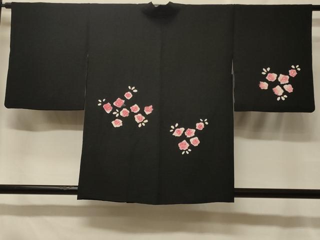 ■■■　サイズ　■■■ 身丈 80.5cm（肩から） 裄丈 63cm 袖丈 45.5cm　縫込み 7.5cm 袖幅 32.5cm 前幅 17cm 後幅 29cm 裄 お袖側 約2cm　身頃側 約2.5cm ■■■　商品詳細　■■■ 【正絹】 状態は特に目立ったシミ汚れなどもなく大変良い状態です。 大変上質な逸品になります。 お安く出品致しますので、是非この機会にいかがでしょうか？ ■■■　注意事項　■■■ ■モニター発色の具合により色合いが異なる場合がございます。 ■寸法は多少の誤差が生じる場合がございますのでご了承ください。 ■縫込みの長さが左右非対称の場合は短い部分を記載しております。 左右非対称であってもご返品・お値引き等の保証は出来かねますので、ご了承の上ご購入をお願い致します。 ■シミ等のチェックには注意を払っておりますが、見落としがある場合もございますし、個人の見解も様々ですので神経質な方のご購入はお控えください。 ■箪笥に入っておりました着物や帯なので畳みシワや匂いがあるものもございます。 ■お休みは基本的に土日祝となりますが、その他臨時でお休みする場合がございますのでご了承ください。 ■商品の発送は平日のみの発送となります。 ■夜間と土曜、日曜日はお問い合わせの回答が遅れる場合がございます。 ■当店では、お直し、紋入れ、お手入れ等は承っておりません。 ■生地の状態（ヤケ、経年劣化等）によってはサイズ直しが出来ない場合がございます。 その点もどうかご了承のうえ、ご購入をお願いいたします。 ■弊社で取り扱う商品は一点ものにつき、時期や在庫状況に応じて金額が変更となる場合がございます。 ■検針は行っておりません。予めご了承いただきますようお願いいたします。 ■【洗える着物】と記載のある商品におきましては、商品お届け後に洗濯を行ってしまってからのご返品にはご対応しかねます。 念の為、専門店でのお手入れをお願いいたします。 ■着物のサイズ目安は下記を参考ください↓ ＜女性着物＞　お端折り次第で＋5cm　−1cmが着用可能サイズ 　例）身丈170cmの場合、身長160cm〜175cm ＜男性着物＞　身丈＋約25cm〜27cm程が適応身長 　例）身丈155cmの場合、身長180〜182cm
