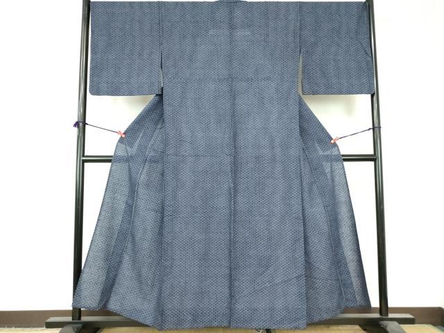 ■■■　サイズ　■■■ 身丈 153.5cm（肩から） 裄丈 68.5cm 袖丈 48.5cm　縫込み 2.5cm 袖幅 35cm 前幅 29.5cm 後幅 33cm 着物縫いこみ 内揚げ 0cm 裄 お袖側 約1.5cm　身頃側 約2.5cm ■■■　商品詳細　■■■ 【綿】 状態は特に目立ったシミ汚れなどもなく大変良い状態です。 大変上質な逸品になります。 お安く出品致しますので、是非この機会にいかがでしょうか？ ■■■　注意事項　■■■ ■モニター発色の具合により色合いが異なる場合がございます。 ■寸法は多少の誤差が生じる場合がございますのでご了承ください。 ■縫込みの長さが左右非対称の場合は短い部分を記載しております。 左右非対称であってもご返品・お値引き等の保証は出来かねますので、ご了承の上ご購入をお願い致します。 ■シミ等のチェックには注意を払っておりますが、見落としがある場合もございますし、個人の見解も様々ですので神経質な方のご購入はお控えください。 ■箪笥に入っておりました着物や帯なので畳みシワや匂いがあるものもございます。 ■お休みは基本的に土日祝となりますが、その他臨時でお休みする場合がございますのでご了承ください。 ■商品の発送は平日のみの発送となります。 ■夜間と土曜、日曜日はお問い合わせの回答が遅れる場合がございます。 ■当店では、お直し、紋入れ、お手入れ等は承っておりません。 ■生地の状態（ヤケ、経年劣化等）によってはサイズ直しが出来ない場合がございます。 その点もどうかご了承のうえ、ご購入をお願いいたします。 ■弊社で取り扱う商品は一点ものにつき、時期や在庫状況に応じて金額が変更となる場合がございます。 ■検針は行っておりません。予めご了承いただきますようお願いいたします。 ■【洗える着物】と記載のある商品におきましては、商品お届け後に洗濯を行ってしまってからのご返品にはご対応しかねます。 念の為、専門店でのお手入れをお願いいたします。 ■写真に写っている物が全てになります。それ以外の付属品はございませんのでご了承ください。 ■状態に関する写真につきましては、掲載可能な写真枚数に限りがあるため、各箇所につき1枚参考画像を掲載しております。 ■着物のサイズ目安は下記を参考ください↓ ＜女性着物＞　お端折り次第で＋5cm　−1cmが着用可能サイズ 　例）身丈170cmの場合、身長160cm〜175cm ＜男性着物＞　身丈＋約25cm〜27cm程が適応身長 　例）身丈155cmの場合、身長180〜182cm