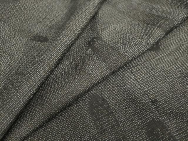 ■■■　サイズ　■■■ 身丈 162cm（肩から） 裄丈 63cm 袖丈 44cm　縫込み 7cm 袖幅 32.5cm 前幅 23.5cm 後幅 29cm 着物縫いこみ 内揚げ 7cm 裄 お袖側 約4cm　身頃側 約4cm ■■■　商品詳細　■■■ 【正絹】 状態は特に目立ったシミ汚れなどもなく大変良い状態です。 大変上質な逸品になります。 お安く出品致しますので、是非この機会にいかがでしょうか？ ■■■　注意事項　■■■ ■モニター発色の具合により色合いが異なる場合がございます。 ■寸法は多少の誤差が生じる場合がございますのでご了承ください。 ■シミ等のチェックには注意を払っておりますが、見落としがある場合もございますし、個人の見解も様々ですので神経質な方のご購入はお控えください。 ■箪笥に入っておりました着物や帯なので畳みシワや匂いがあるものもございます。 ■お休みは基本的に土日祝となりますが、その他臨時でお休みする場合がございますのでご了承ください。 ■商品の発送は平日のみの発送となります。 ■夜間と土曜、日曜日はお問い合わせの回答が遅れる場合がございます。 ■当店では、お直し、紋入れ、お手入れ等は承っておりません。 ■生地の状態（ヤケ、経年劣化等）によってはサイズ直しが出来ない場合がございます。 その点もどうかご了承のうえ、ご購入をお願いいたします。 ■着物のサイズ目安は下記を参考ください↓ ＜女性着物＞　身長-10cm+5cmが着用可能サイズ(お端折り次第) 　例）身長160cmの方→着物身丈150cm〜165cm ＜男性着物＞　身長-27cm ±5cmが着用可能サイズ 　例）身長170cmの方→着物身丈138cm〜148cm