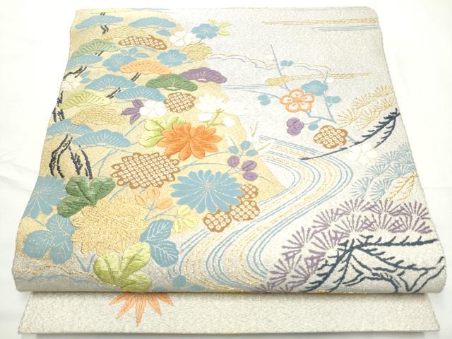 ■■■　サイズ　■■■ 長さ 432cm 幅 30cm程 ■■■　商品詳細　■■■ 【正絹・芯なし】 状態は締めてはおりますが 特に目立ったシミ汚れなどもなく大変良い状態です。 大変上質な逸品になります。 お安く出品致しますので、是非この機会にいかがでしょうか？ ■■■　注意事項　■■■ ■モニター発色の具合により色合いが異なる場合がございます。 ■寸法は多少の誤差が生じる場合がございますのでご了承ください。 ■縫込みの長さが左右非対称の場合は短い部分を記載しております。 左右非対称であってもご返品・お値引き等の保証は出来かねますので、ご了承の上ご購入をお願い致します。 ■シミ等のチェックには注意を払っておりますが、見落としがある場合もございますし、個人の見解も様々ですので神経質な方のご購入はお控えください。 ■箪笥に入っておりました着物や帯なので畳みシワや匂いがあるものもございます。 ■お休みは基本的に土日祝となりますが、その他臨時でお休みする場合がございますのでご了承ください。 ■商品の発送は平日のみの発送となります。 ■夜間と土曜、日曜日はお問い合わせの回答が遅れる場合がございます。 ■当店では、お直し、紋入れ、お手入れ等は承っておりません。 ■生地の状態（ヤケ、経年劣化等）によってはサイズ直しが出来ない場合がございます。 その点もどうかご了承のうえ、ご購入をお願いいたします。 ■弊社で取り扱う商品は一点ものにつき、時期や在庫状況に応じて金額が変更となる場合がございます。 ■検針は行っておりません。予めご了承いただきますようお願いいたします。 ■【洗える着物】と記載のある商品におきましては、商品お届け後に洗濯を行ってしまってからのご返品にはご対応しかねます。 念の為、専門店でのお手入れをお願いいたします。 ■着物のサイズ目安は下記を参考ください↓ ＜女性着物＞　お端折り次第で＋5cm　−1cmが着用可能サイズ 　例）身丈170cmの場合、身長160cm〜175cm ＜男性着物＞　身丈＋約25cm〜27cm程が適応身長 　例）身丈155cmの場合、身長180〜182cm