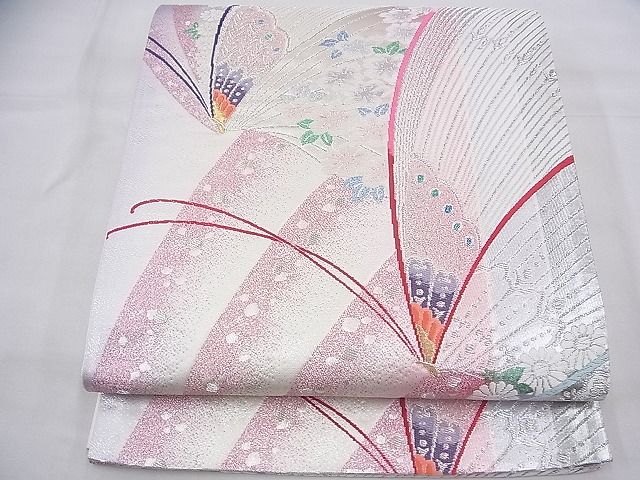 ■■■　サイズ　■■■ 長さ 426cm 幅 31cm程 ■■■　商品詳細　■■■ 【正絹・芯なし】 詳細に関しましては、画像をご確認ください。 大変上質な逸品になります。 お安く出品致しますので、是非この機会にいかがでしょうか？ ※汚れ等に関しましては、着用時には見えない部分になるかと思いますのであまり気にならずお召になれるかと思います。 ■■■　注意事項　■■■ ■モニター発色の具合により色合いが異なる場合がございます。 ■寸法は多少の誤差が生じる場合がございますのでご了承ください。 ■縫込みの長さが左右非対称の場合は短い部分を記載しております。 左右非対称であってもご返品・お値引き等の保証は出来かねますので、ご了承の上ご購入をお願い致します。 ■シミ等のチェックには注意を払っておりますが、見落としがある場合もございますし、個人の見解も様々ですので神経質な方のご購入はお控えください。 ■箪笥に入っておりました着物や帯なので畳みシワや匂いがあるものもございます。 ■お休みは基本的に土日祝となりますが、その他臨時でお休みする場合がございますのでご了承ください。 ■商品の発送は平日のみの発送となります。 ■夜間と土曜、日曜日はお問い合わせの回答が遅れる場合がございます。 ■当店では、お直し、紋入れ、お手入れ等は承っておりません。 ■生地の状態（ヤケ、経年劣化等）によってはサイズ直しが出来ない場合がございます。 その点もどうかご了承のうえ、ご購入をお願いいたします。 ■弊社で取り扱う商品は一点ものにつき、時期や在庫状況に応じて金額が変更となる場合がございます。 ■検針は行っておりません。予めご了承いただきますようお願いいたします。 ■【洗える着物】と記載のある商品におきましては、商品お届け後に洗濯を行ってしまってからのご返品にはご対応しかねます。 念の為、専門店でのお手入れをお願いいたします。 ■着物のサイズ目安は下記を参考ください↓ ＜女性着物＞　お端折り次第で＋5cm　−1cmが着用可能サイズ 　例）身丈170cmの場合、身長160cm〜175cm ＜男性着物＞　身丈＋約25cm〜27cm程が適応身長 　例）身丈155cmの場合、身長180〜182cm